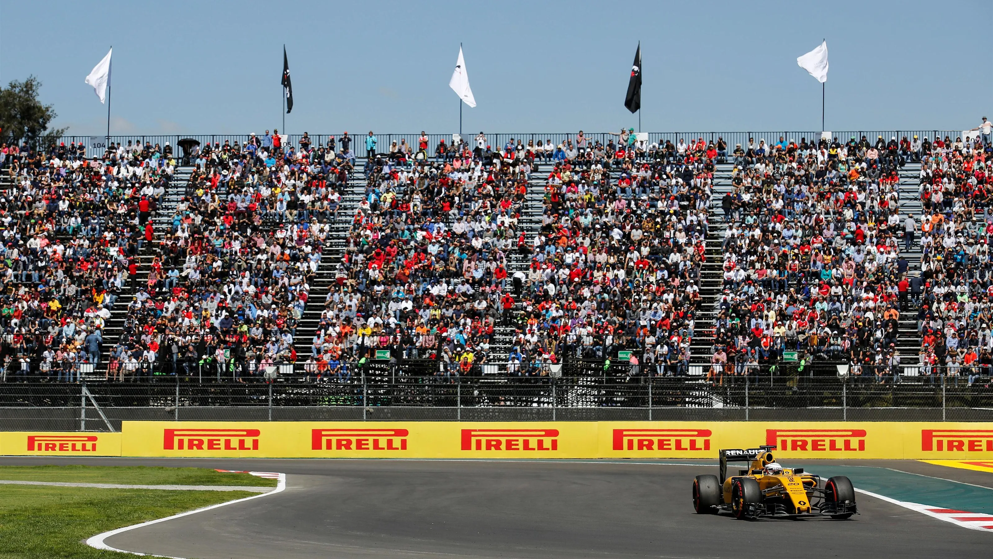 Kevin Magnussen (DEN) Renault Sport F1 Team RS16 at Formula One World Championship, Rd19, Mexican
