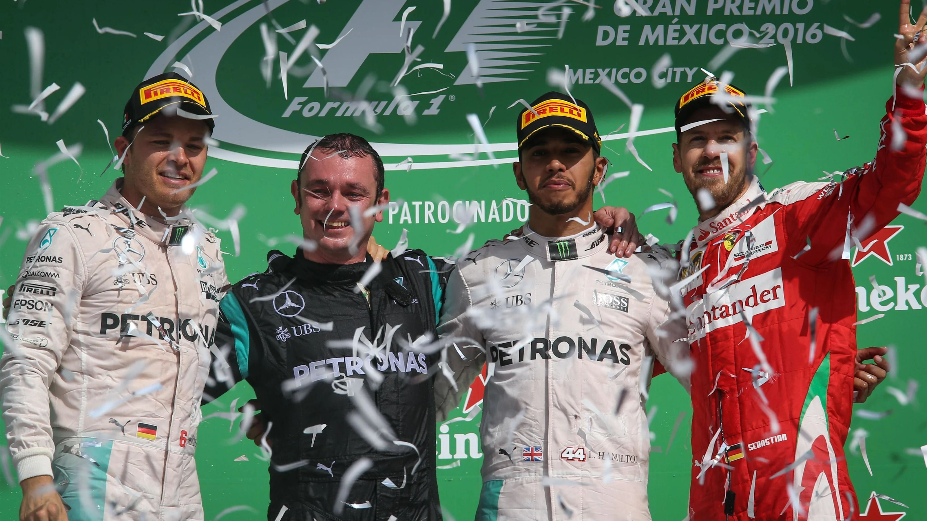 (L to R): Nico Rosberg (GER) Mercedes AMG F1,Tom Walton (GBR) Mercedes AMG F1 Engineer, Lewis