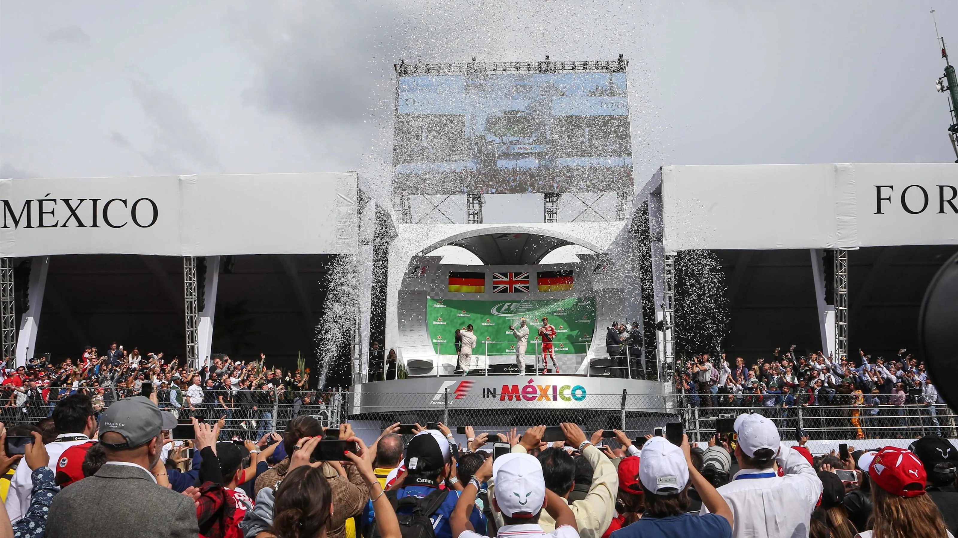 Nico Rosberg (GER) Mercedes AMG F1, Tom Walton (GBR) Mercedes AMG F1 Engineer, Lewis Hamilton (GBR)