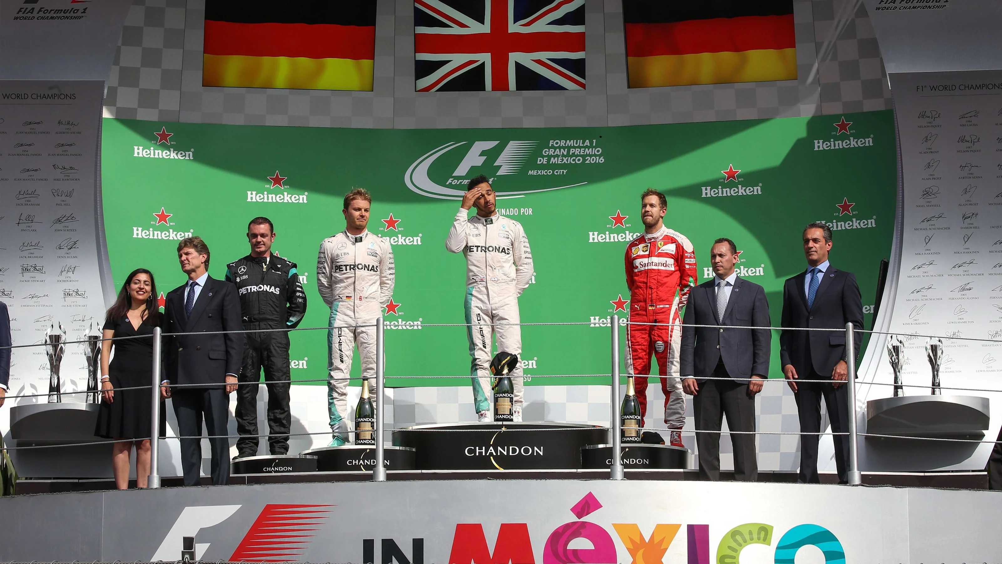 Nico Rosberg (GER) Mercedes AMG F1, Tom Walton (GBR) Mercedes AMG F1 Engineer, Lewis Hamilton (GBR)