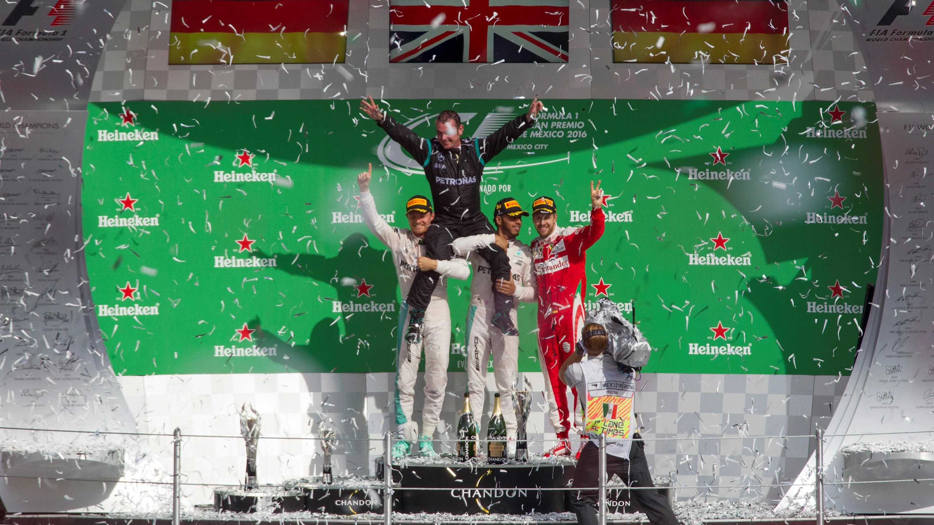 Nico Rosberg (GER) Mercedes AMG F1,Tom Walton (GBR) Mercedes AMG F1 Engineer, Lewis Hamilton (GBR)