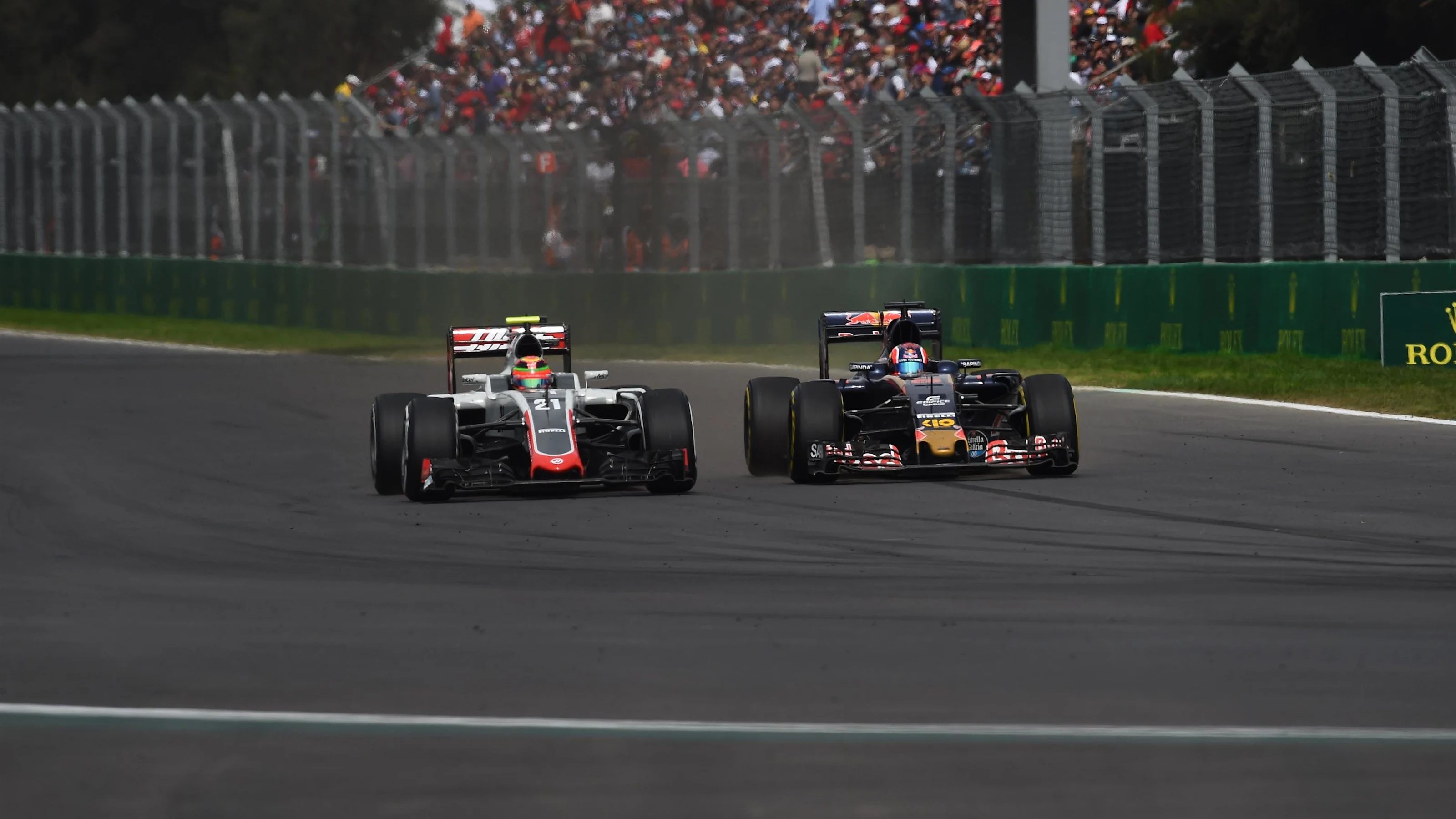 Esteban Gutierrez (MEX) Haas VF-16 and Daniil Kvyat (RUS) Scuderia Toro Rosso STR11 battle for