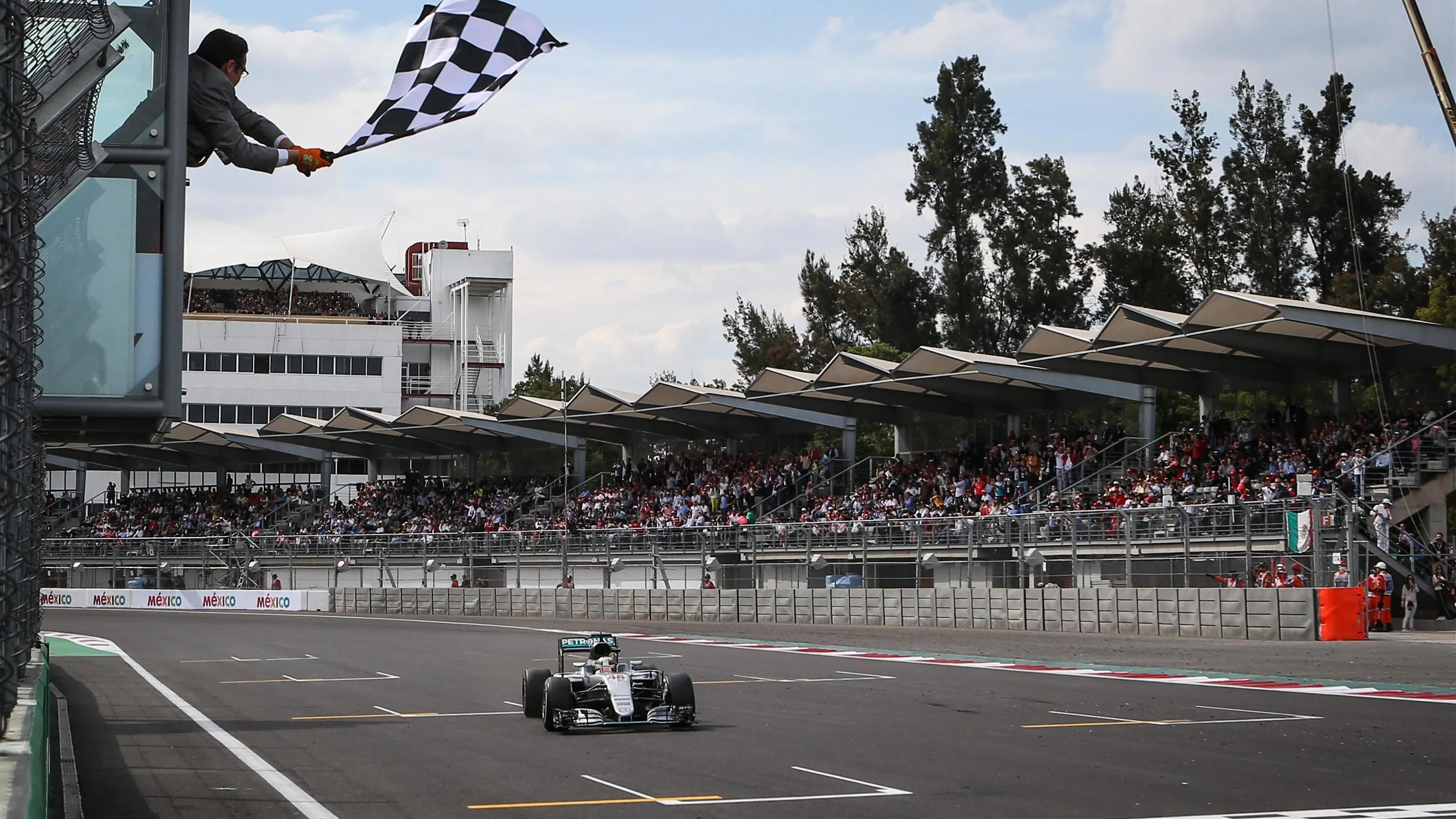 Race winner Lewis Hamilton (GBR) Mercedes-Benz F1 W07 Hybrid takes the chequered flag at Formula
