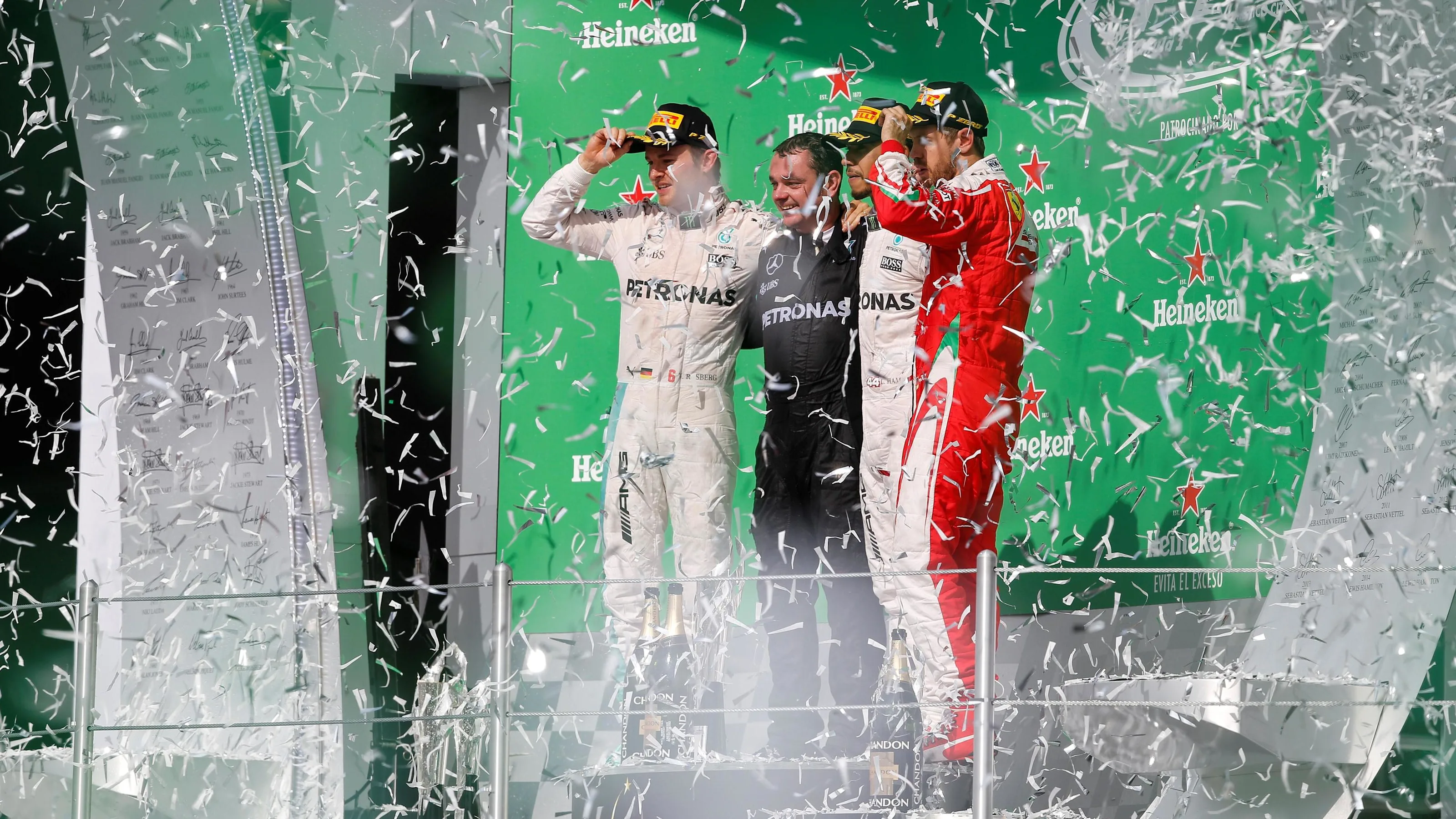 (L to R): Nico Rosberg (GER) Mercedes AMG F1,Tom Walton (GBR) Mercedes AMG F1 Engineer, Lewis