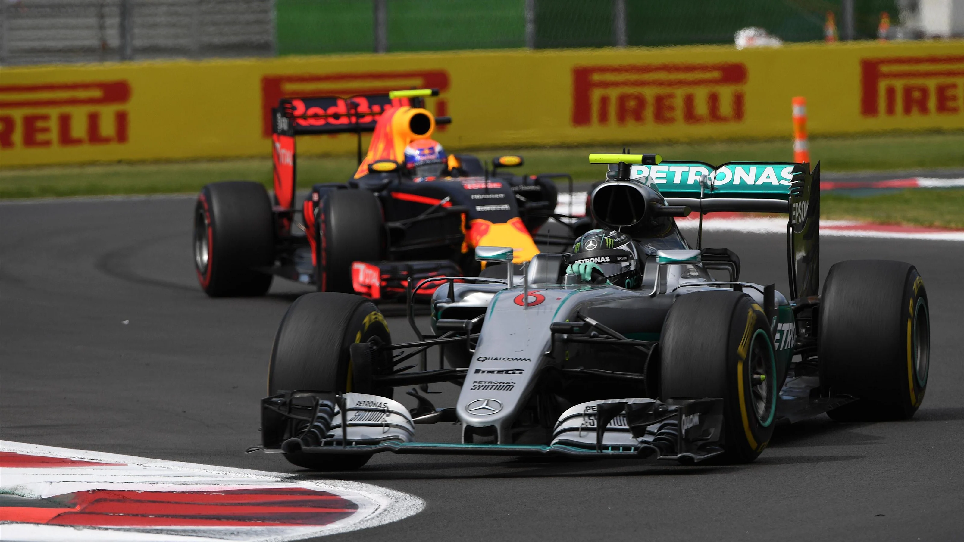 Nico Rosberg (GER) Mercedes-Benz F1 W07 Hybrid leads Max Verstappen (NED) Red Bull Racing RB12 at