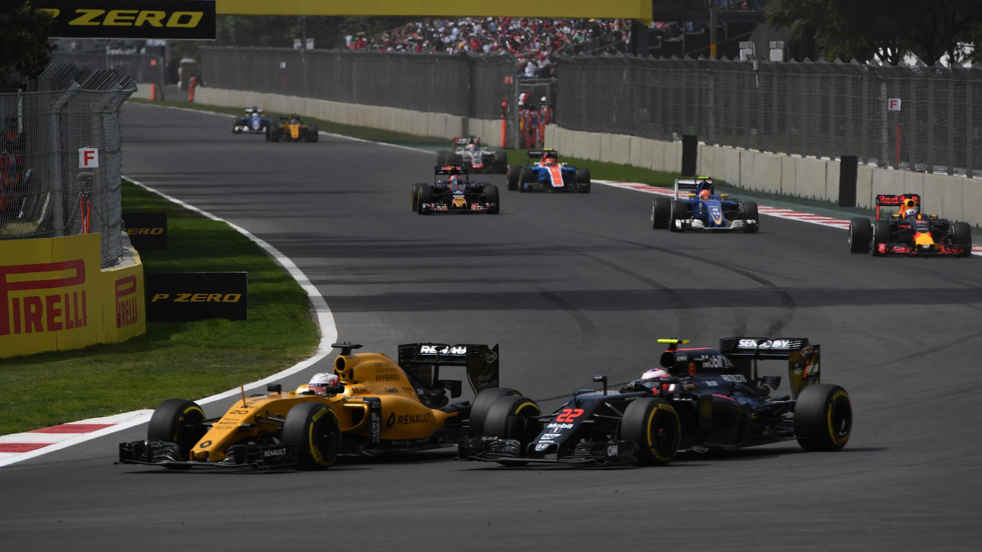 Kevin Magnussen (DEN) Renault Sport F1 Team RS16 and Jenson Button (GBR) McLaren MP4-31 battle at