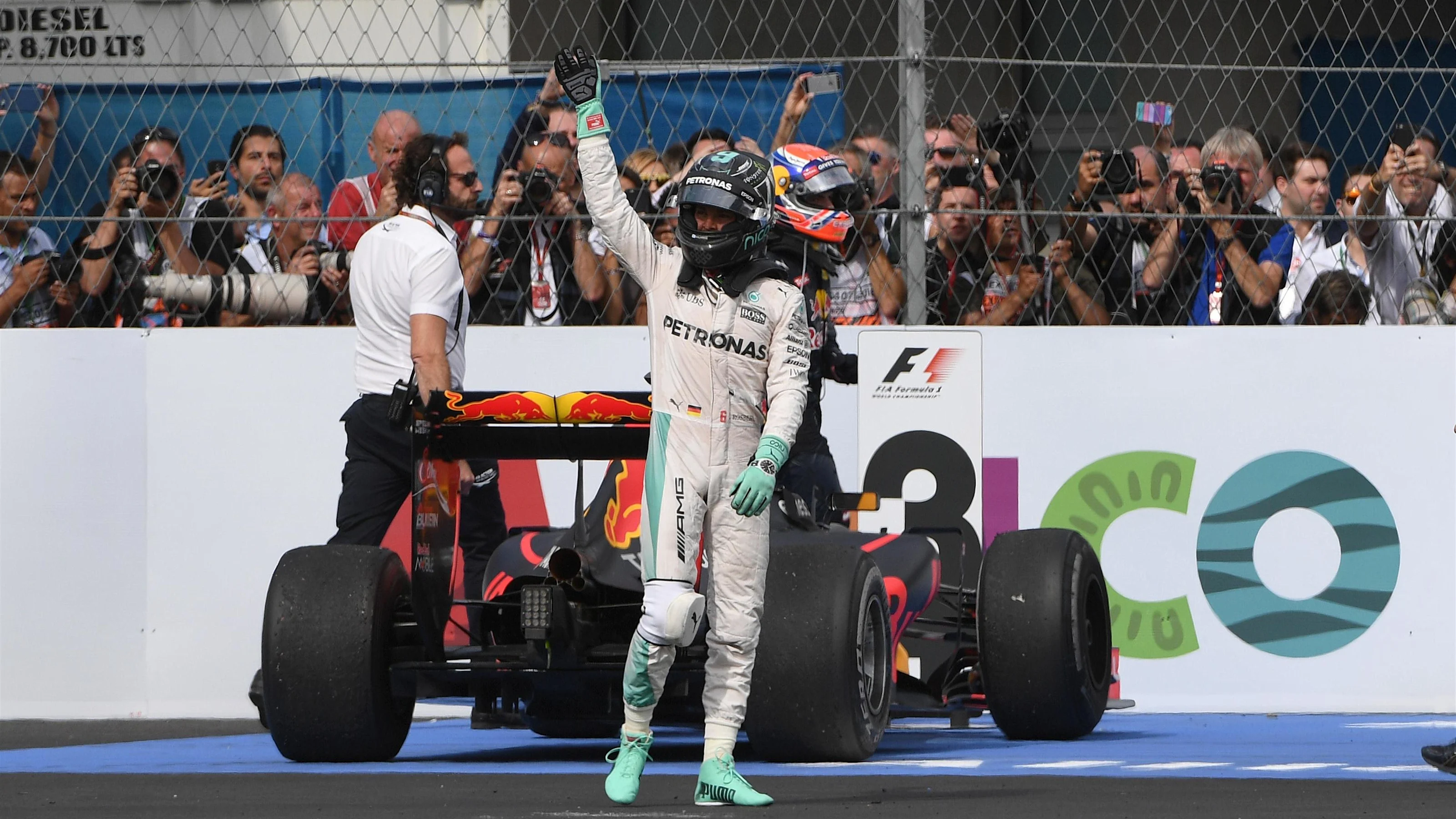 Nico Rosberg (GER) Mercedes AMG F1 celebrates in parc ferme at Formula One World Championship,
