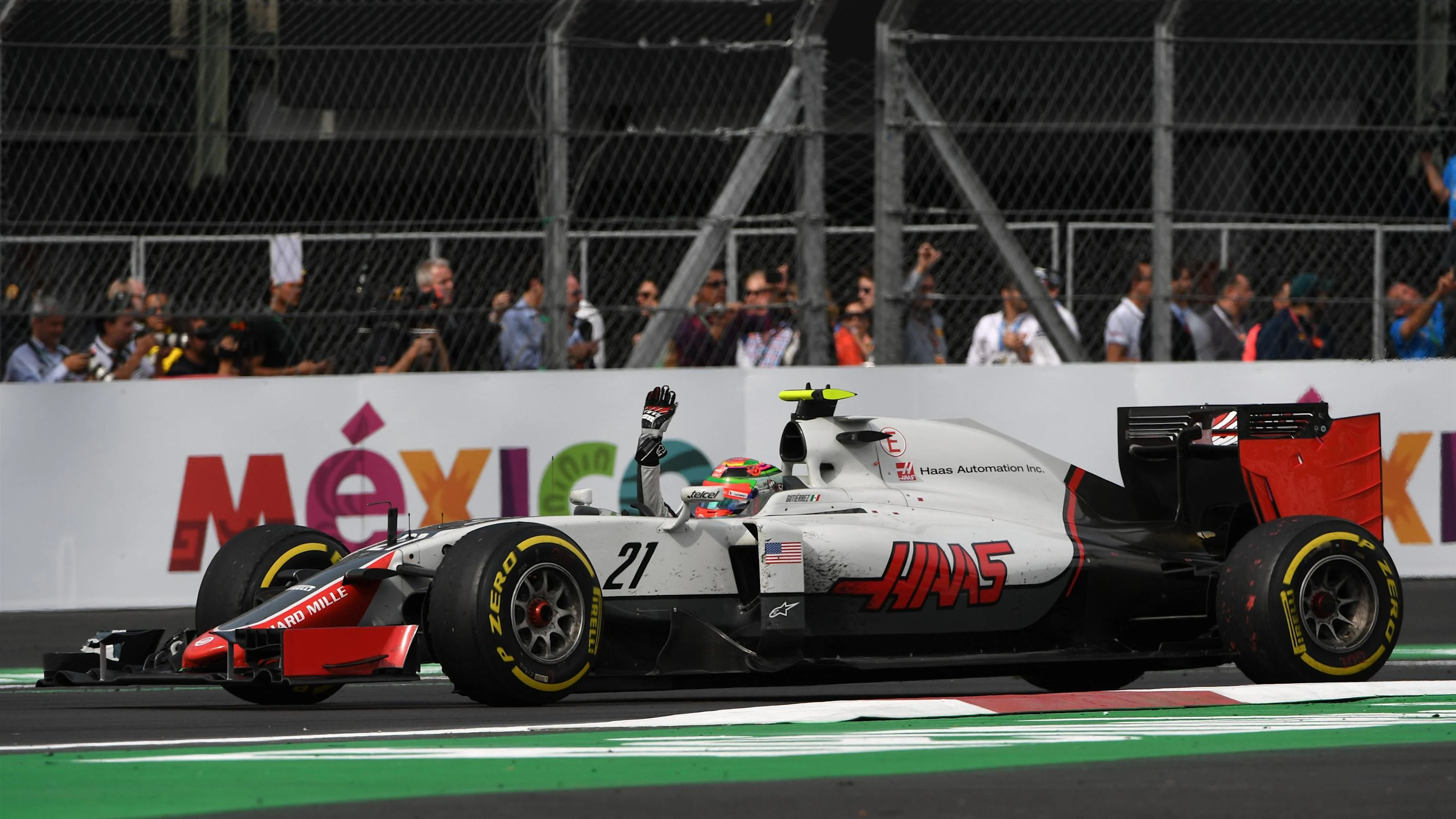 Esteban Gutierrez (MEX) Haas VF-16 waves to the crowd at Formula One World Championship, Rd19,
