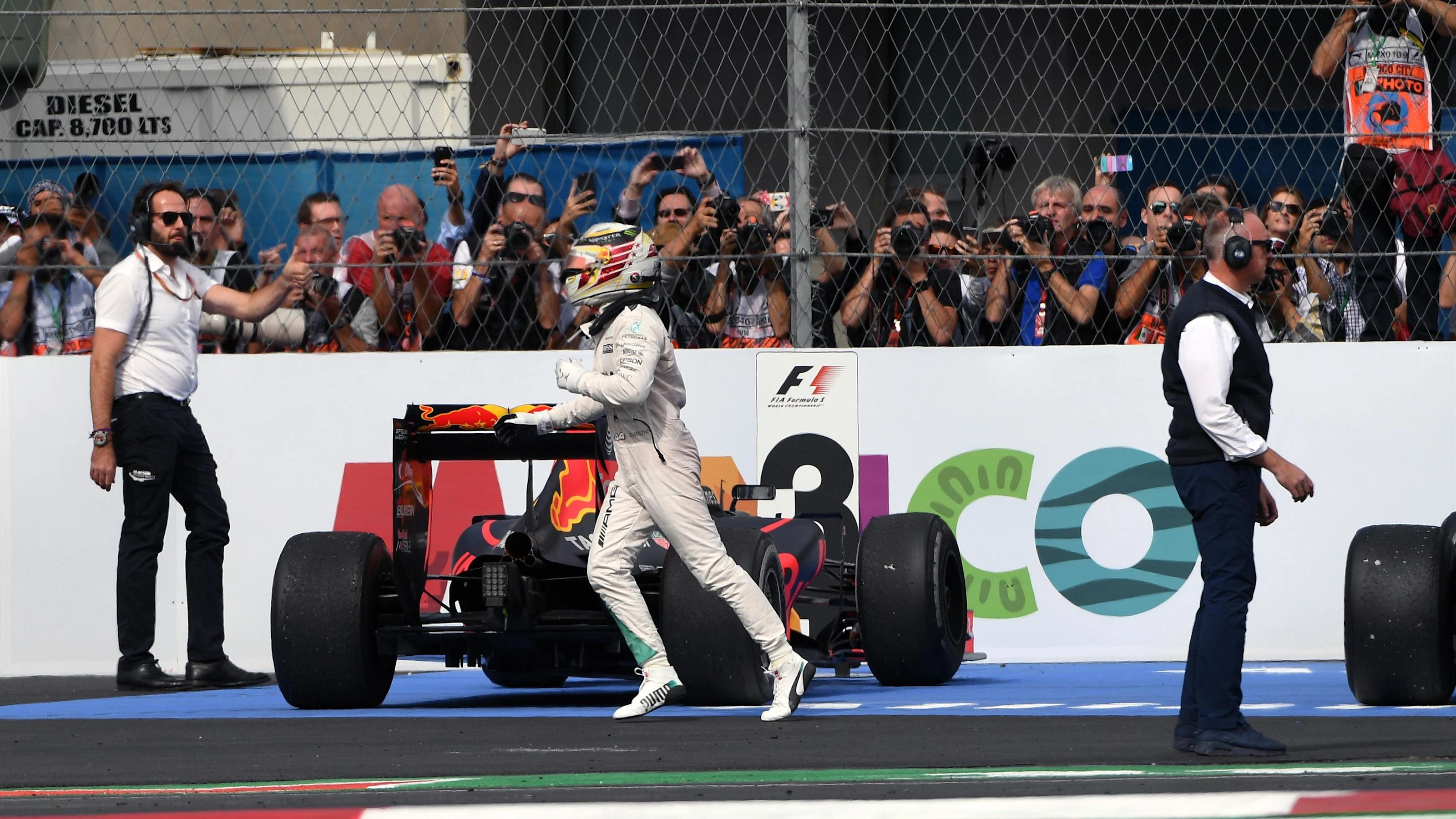 Race winner Lewis Hamilton (GBR) Mercedes AMG F1 celebrates in parc ferme at Formula One World