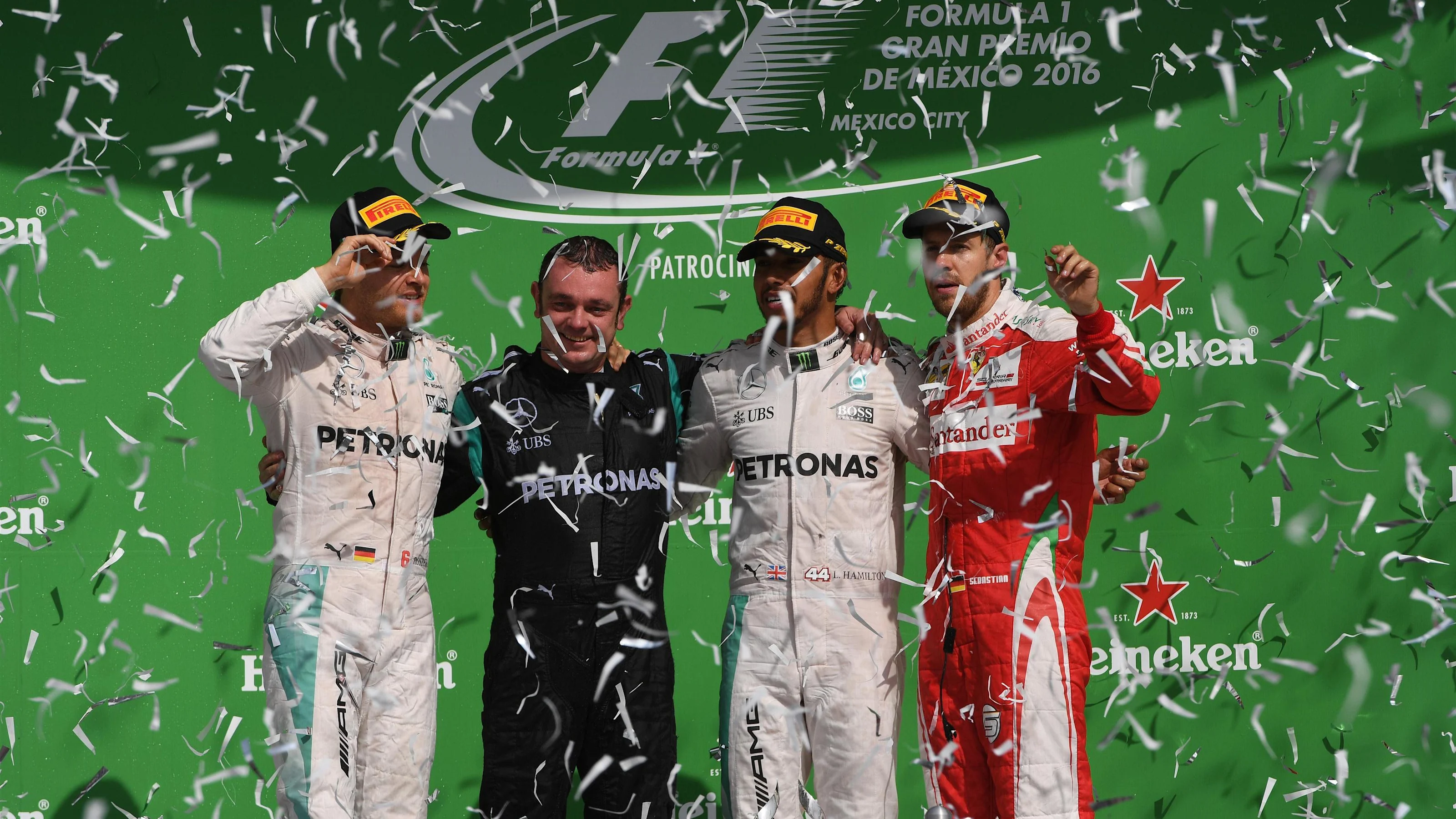 (L to R): Nico Rosberg (GER) Mercedes AMG F1,Tom Walton (GBR) Mercedes AMG F1 Engineer, Lewis