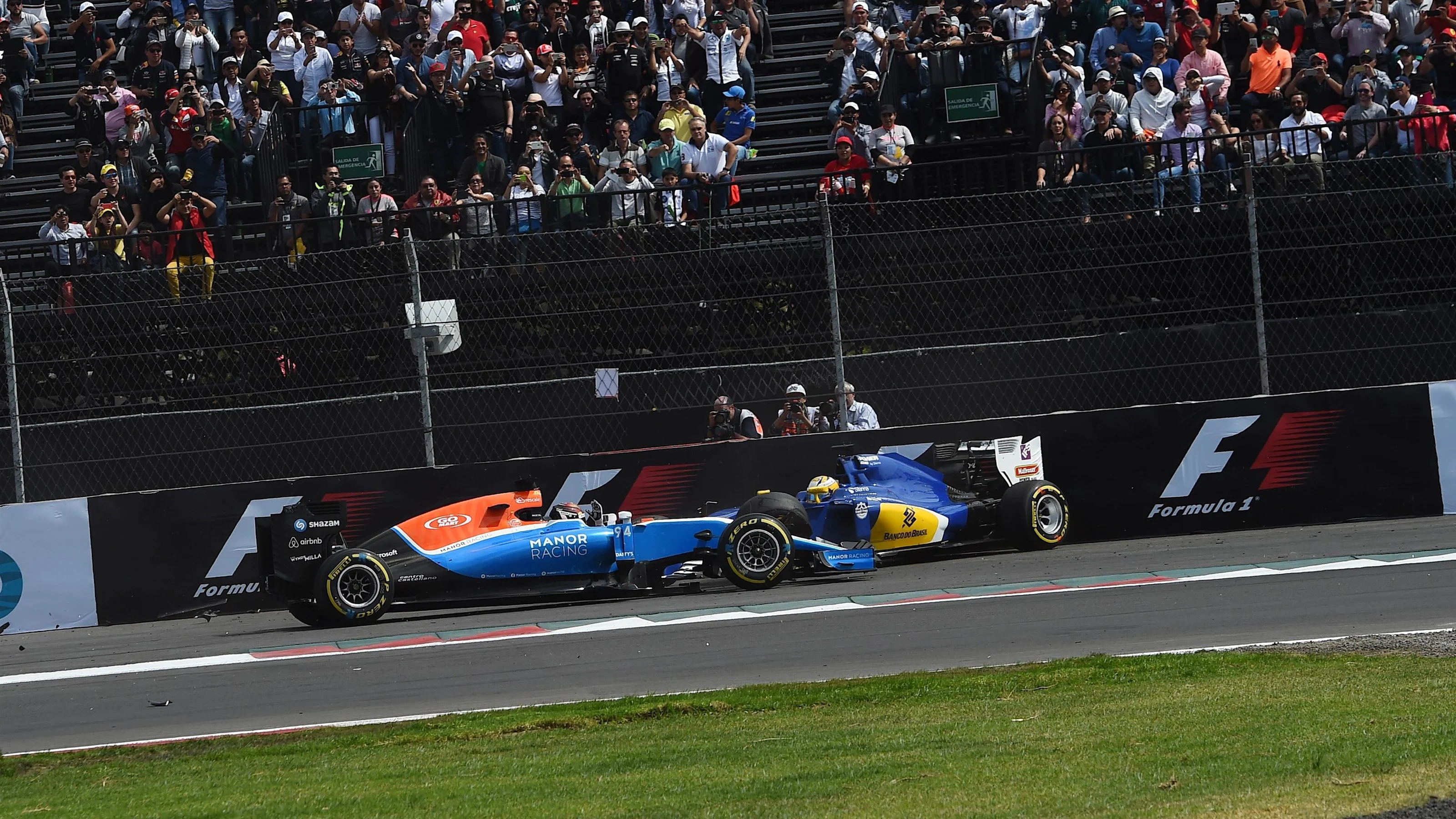 Pascal Wehrlein (GER) Manor Racing MRT05 and Marcus Ericsson (SWE) Sauber C35 crash on lap one at