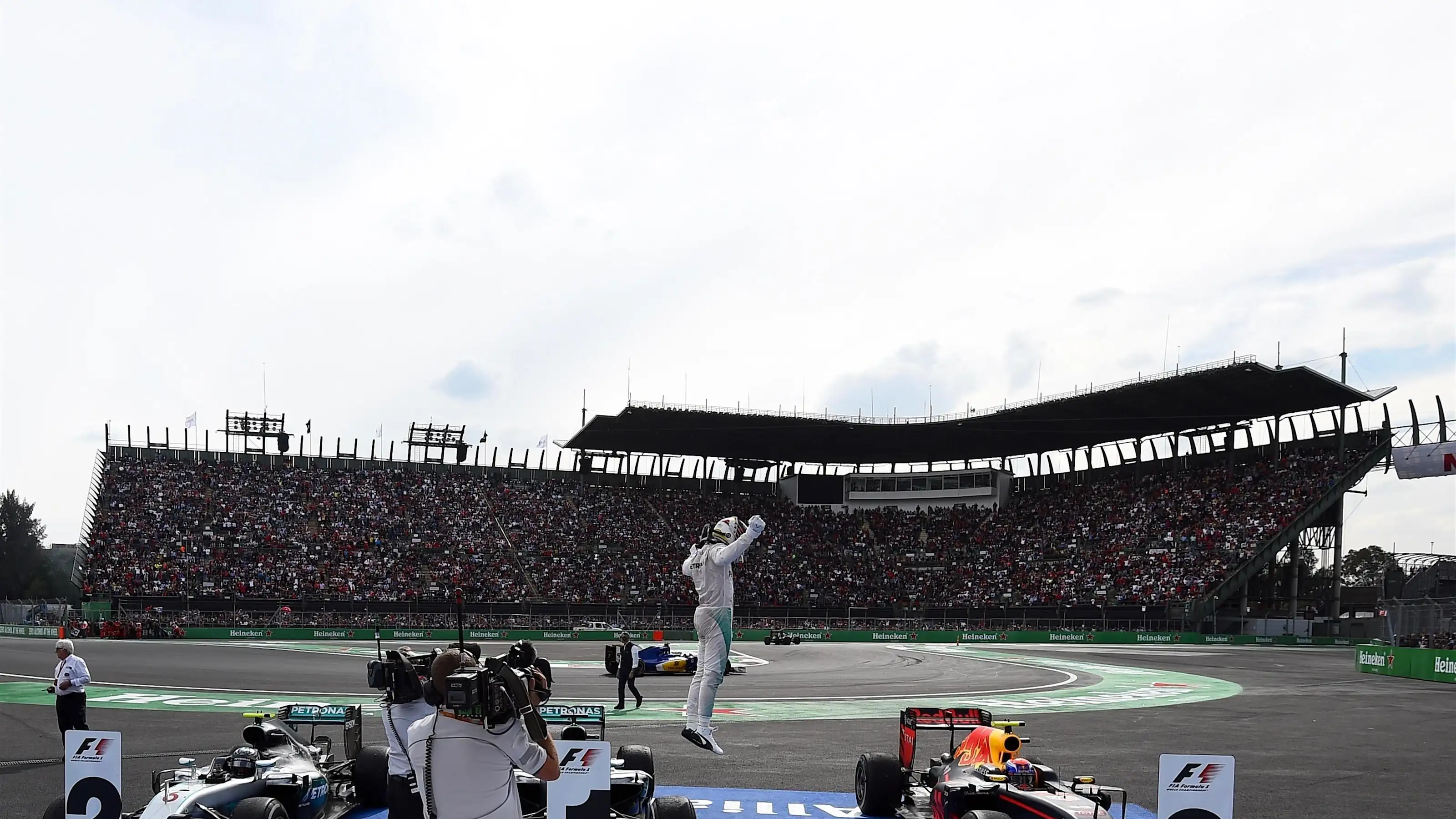 Race winner Lewis Hamilton (GBR) Mercedes-Benz F1 W07 Hybrid celebrates in parc ferme at Formula