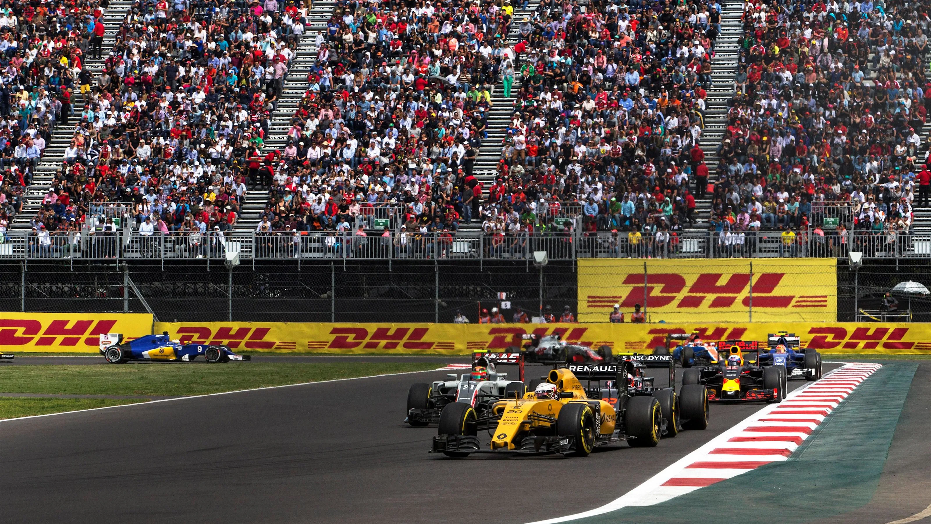 Kevin Magnussen (DEN) Renault Sport F1 Team RS16 at Formula One World Championship, Rd19, Mexican