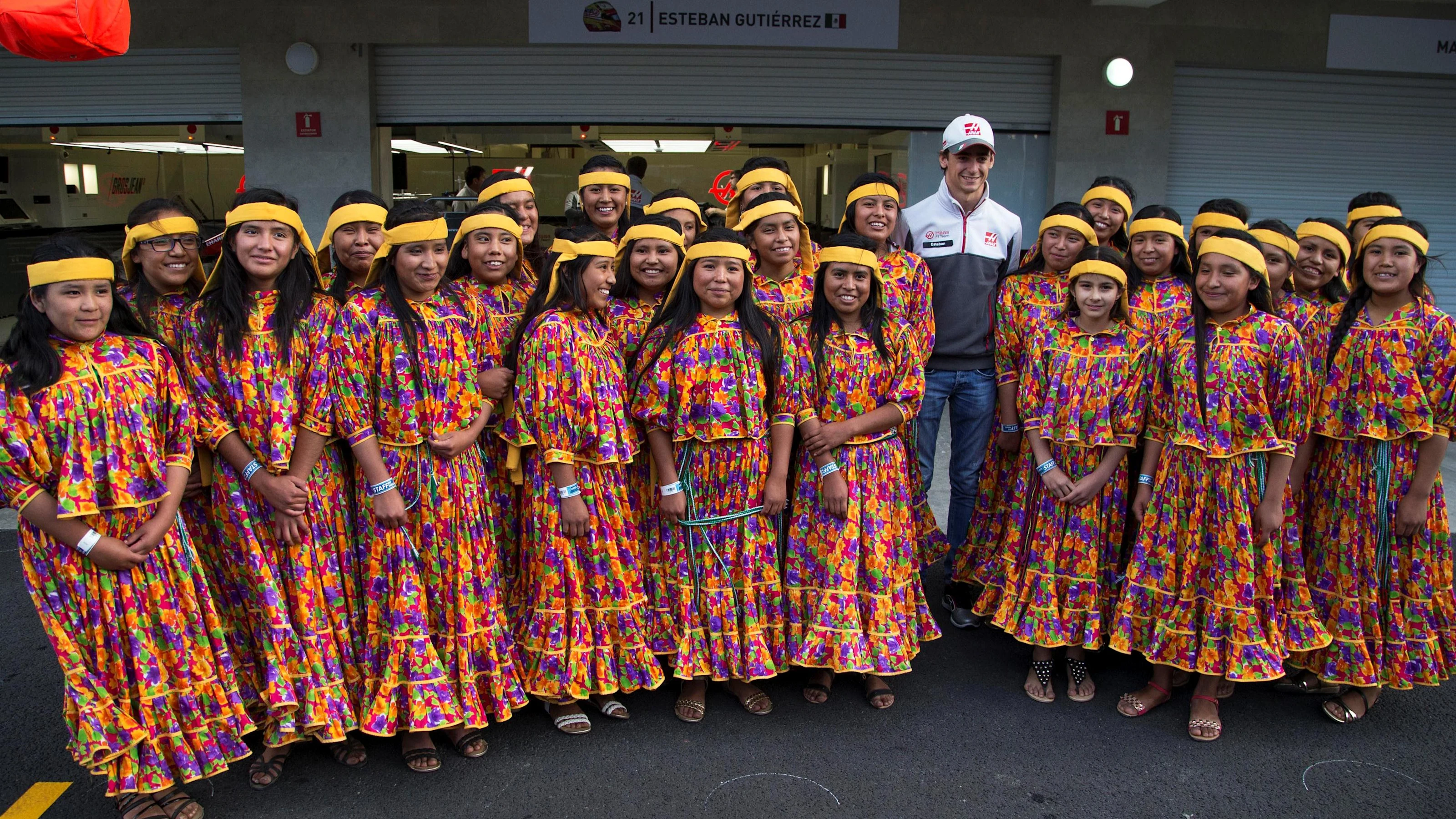 Esteban Gutierrez (MEX) Haas F1 and children at Formula One World Championship, Rd19, Mexican Grand