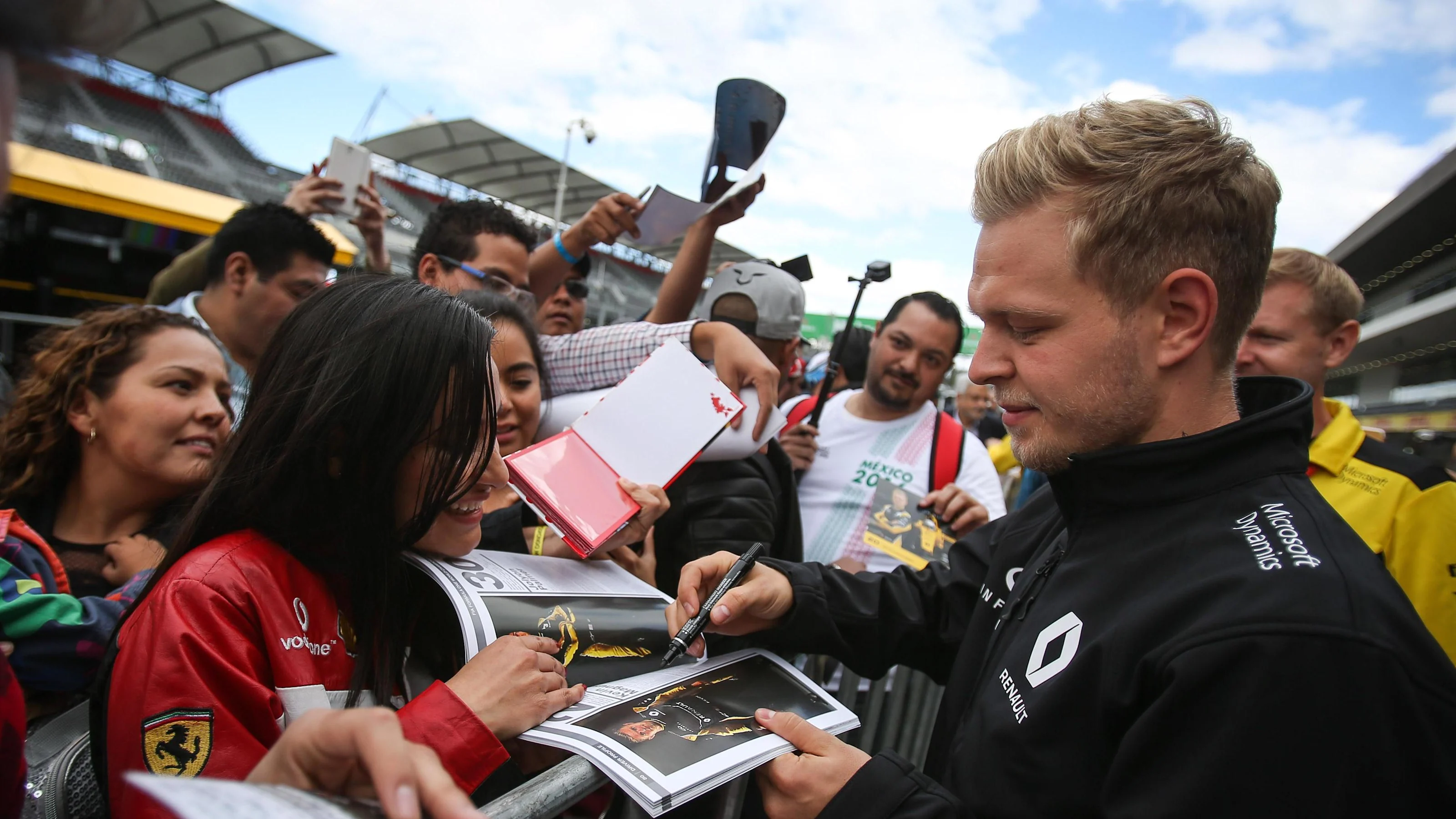 Kevin Magnussen (DEN) Renault Sport F1 Team signs autographs for the fans at Formula One World