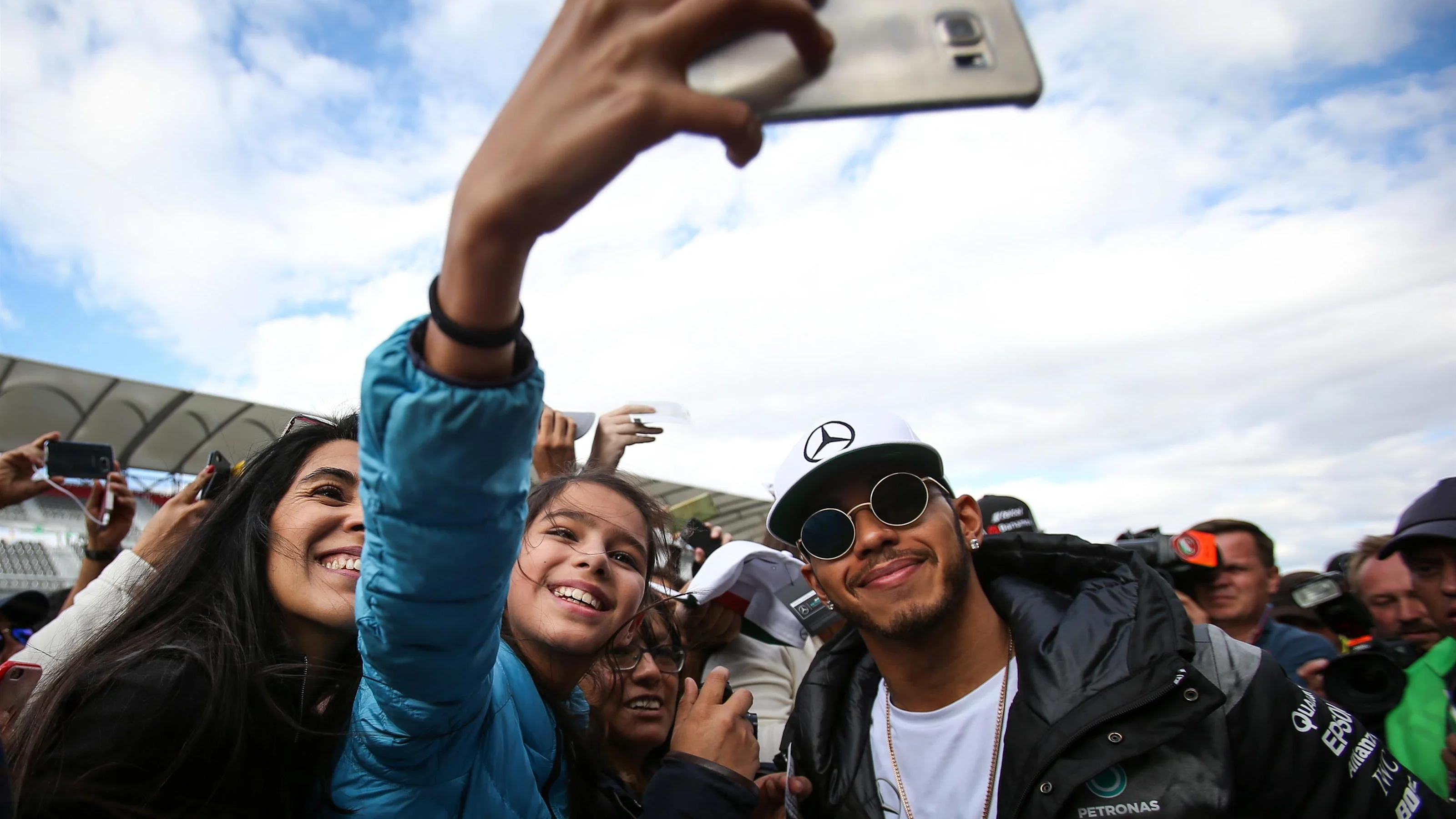 Lewis Hamilton (GBR) Mercedes AMG F1 fans selfie at Formula One World Championship, Rd19, Mexican