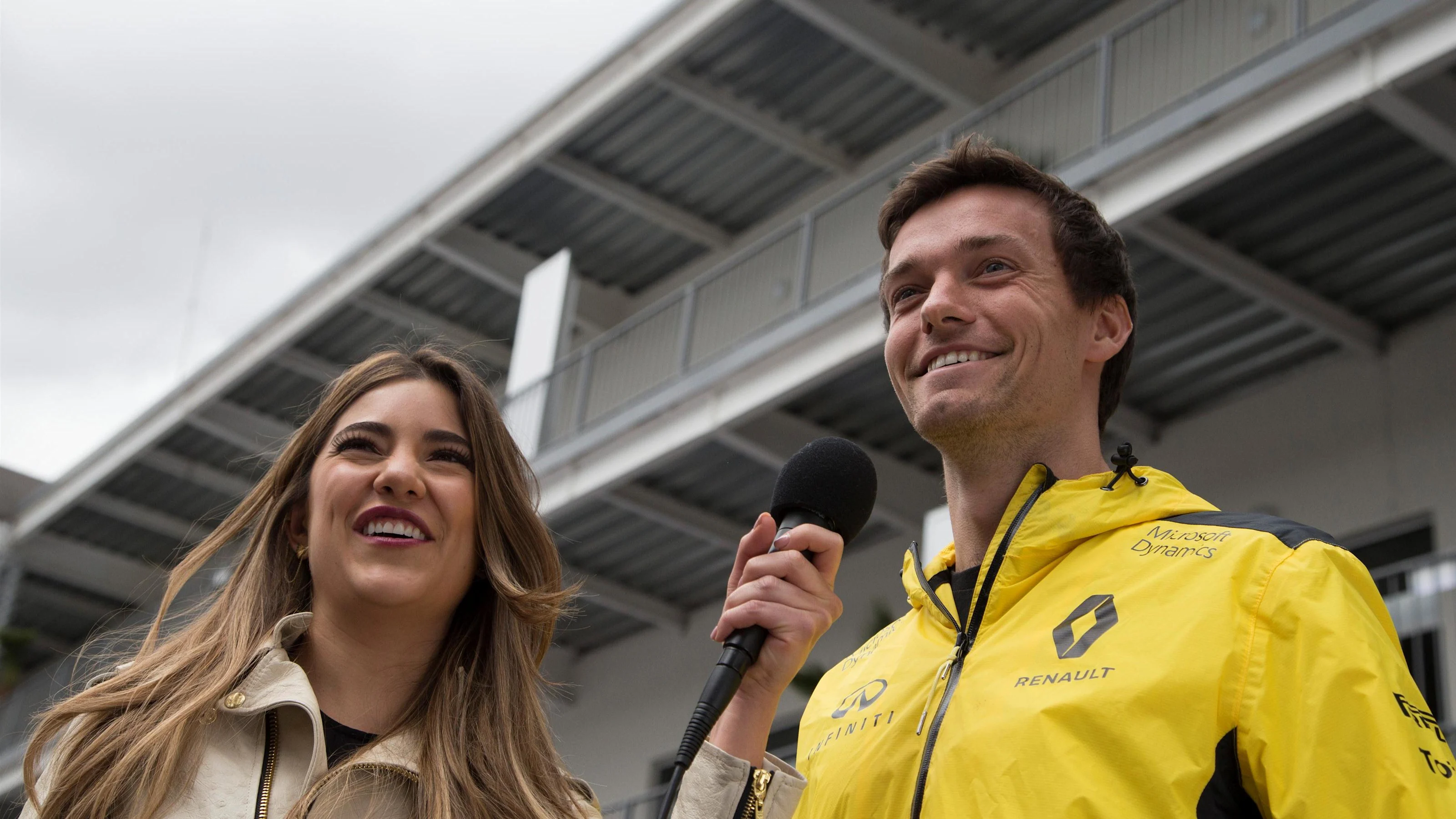 Jolyon Palmer (GBR) Renault Sport F1 Team talks with Lety Sahagun (MEX) at Formula One World