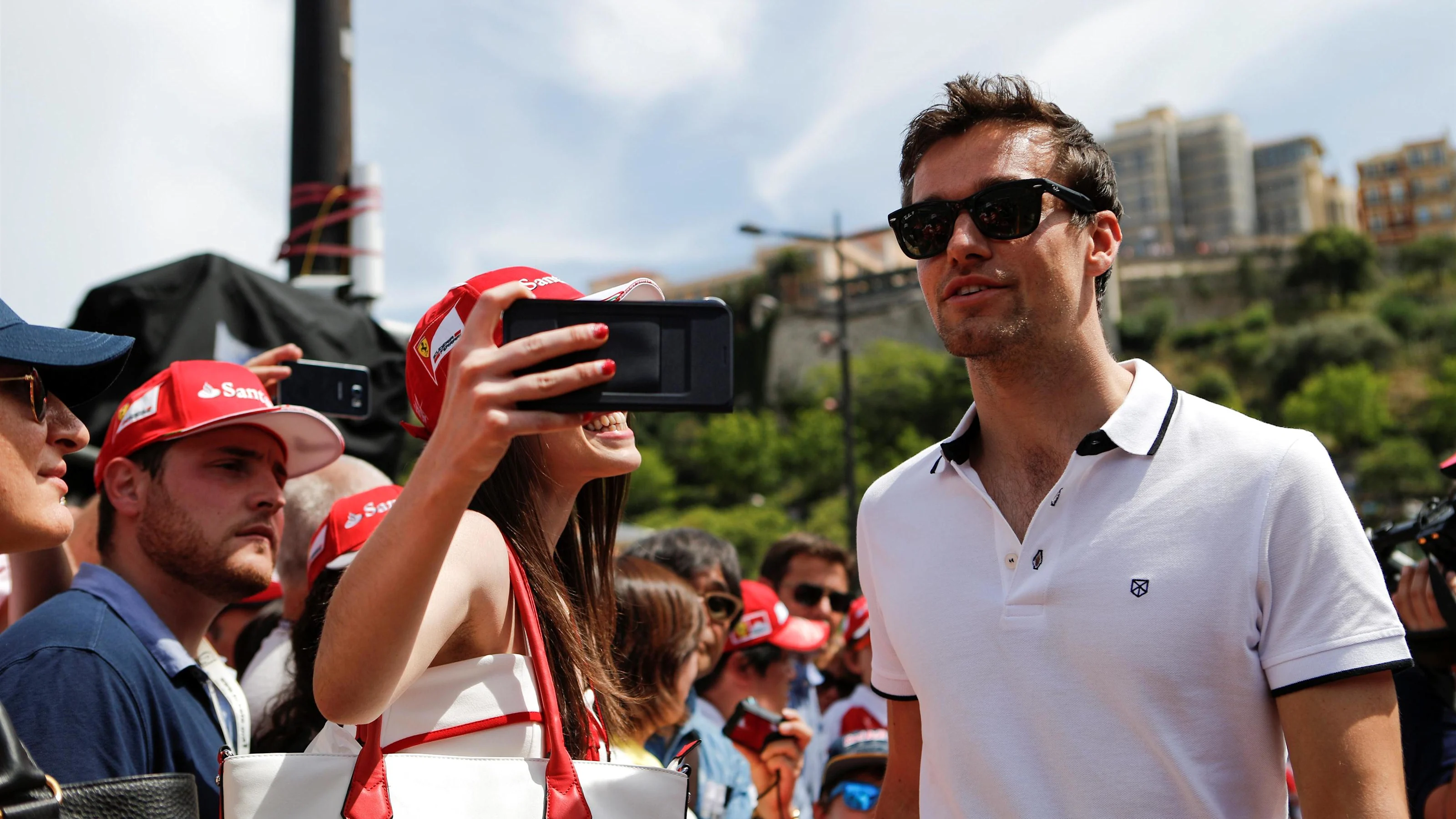 Jolyon Palmer (GBR) Renault Sport F1 Team signs autographs for the fans at Formula One World