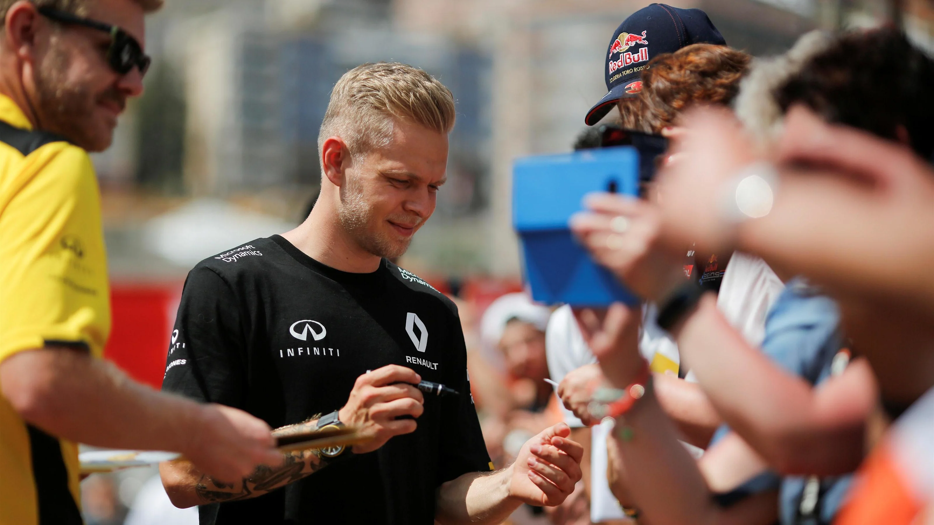 Kevin Magnussen (DEN) Renault Sport F1 Team signs autographs for the fans at Formula One World