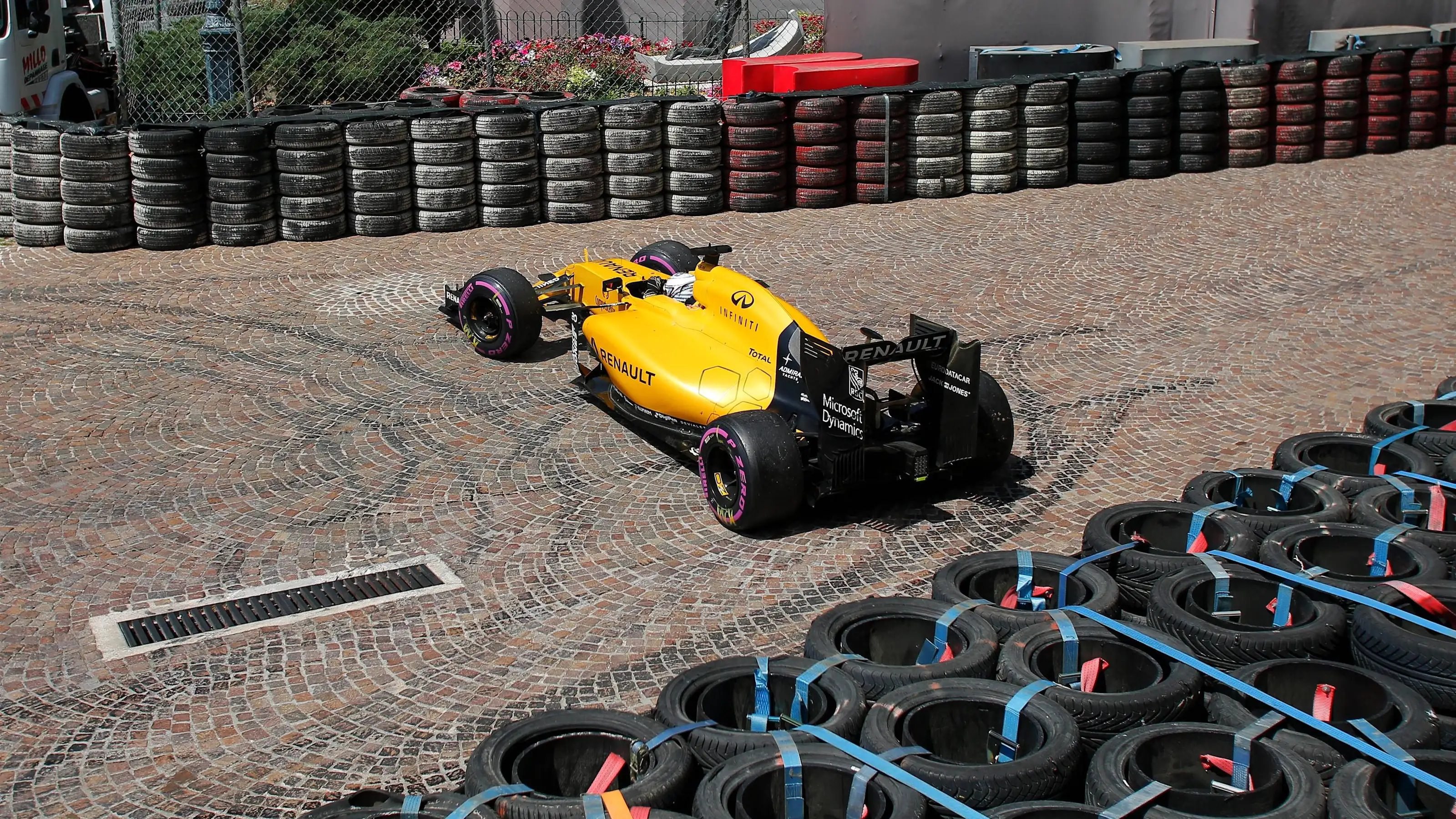 Kevin Magnussen (DEN) Renault Sport F1 Team RS16 spins out at Formula One World Championship, Rd6,