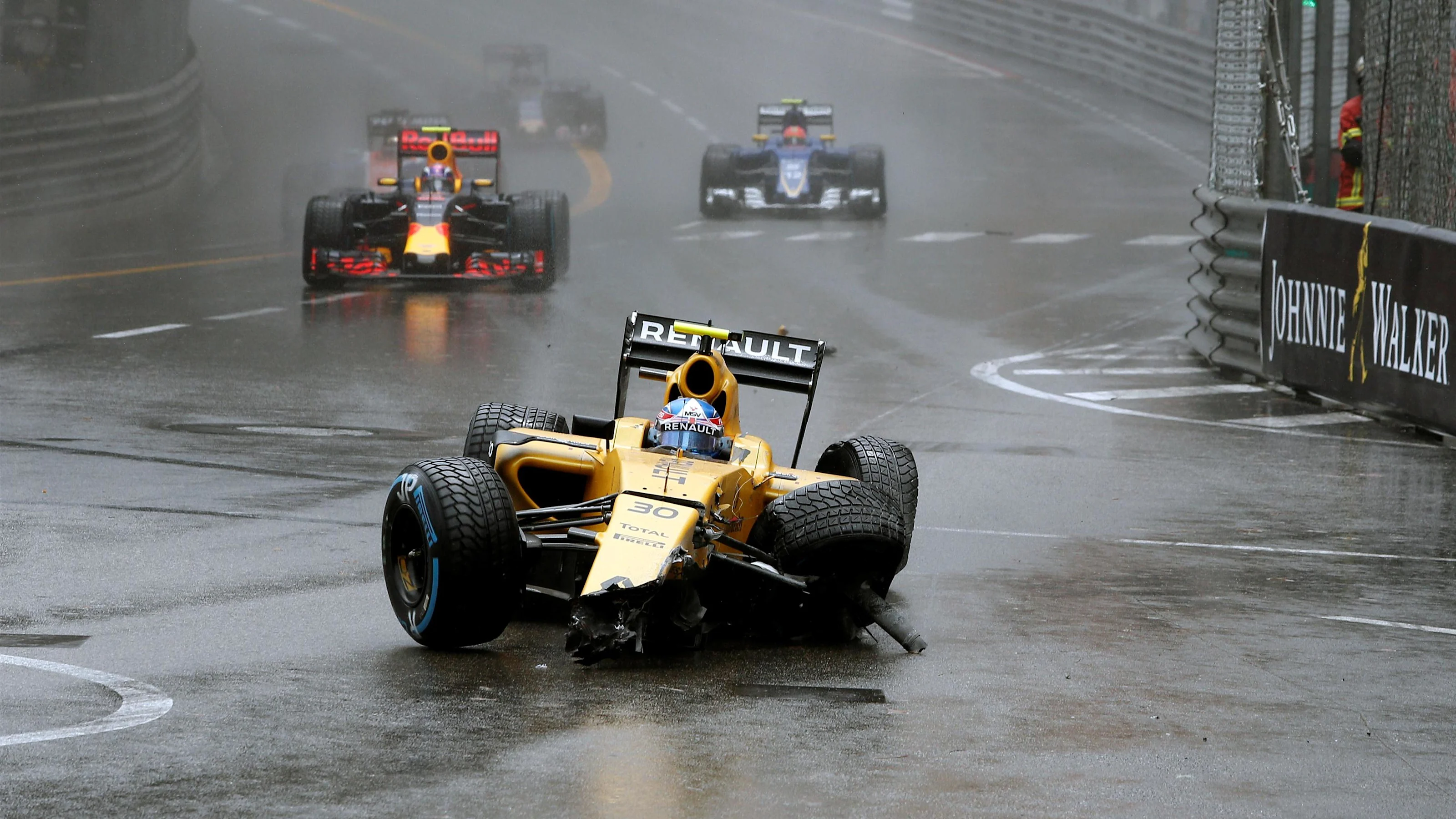 Jolyon Palmer (GBR) Renault Sport F1 Team RS16 crashes at Formula One World Championship, Rd6,