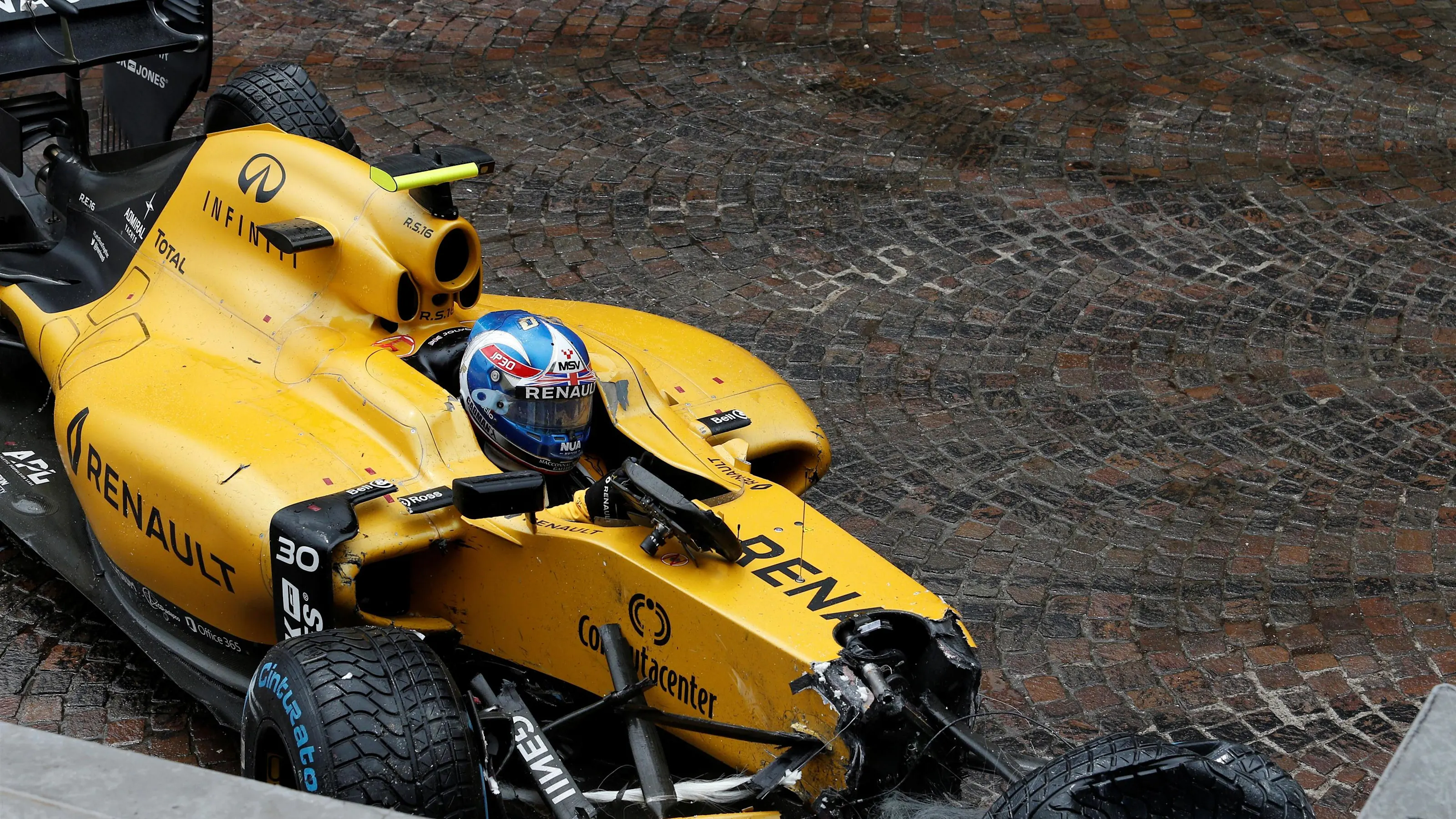 Jolyon Palmer (GBR) Renault Sport F1 Team RS16 crashes out of the race at Formula One World