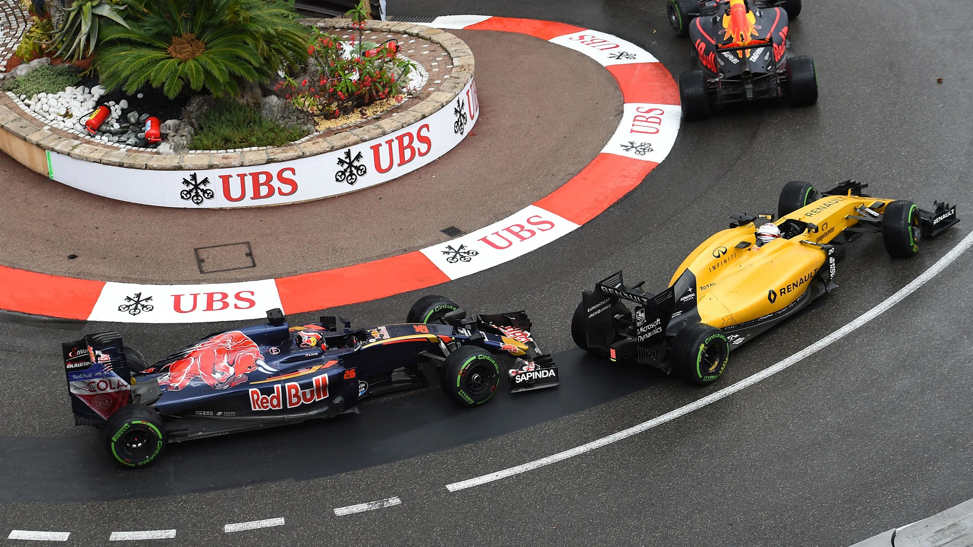 Kevin Magnussen (DEN) Renault Sport F1 Team RS16 and Daniil Kvyat (RUS) Scuderia Toro Rosso STR11