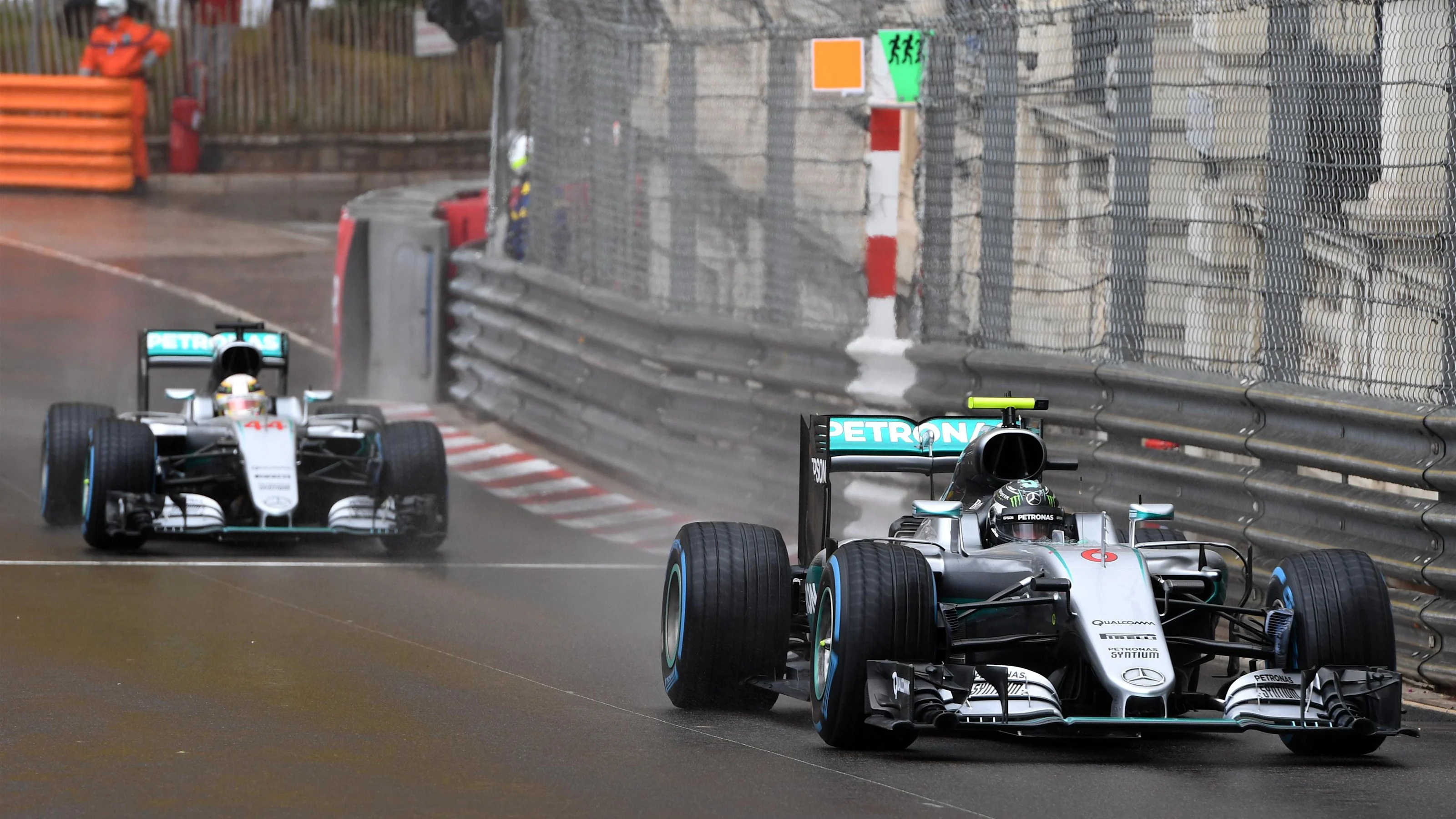 Nico Rosberg (GER) Mercedes-Benz F1 W07 Hybrid leads Lewis Hamilton (GBR) Mercedes-Benz F1 W07