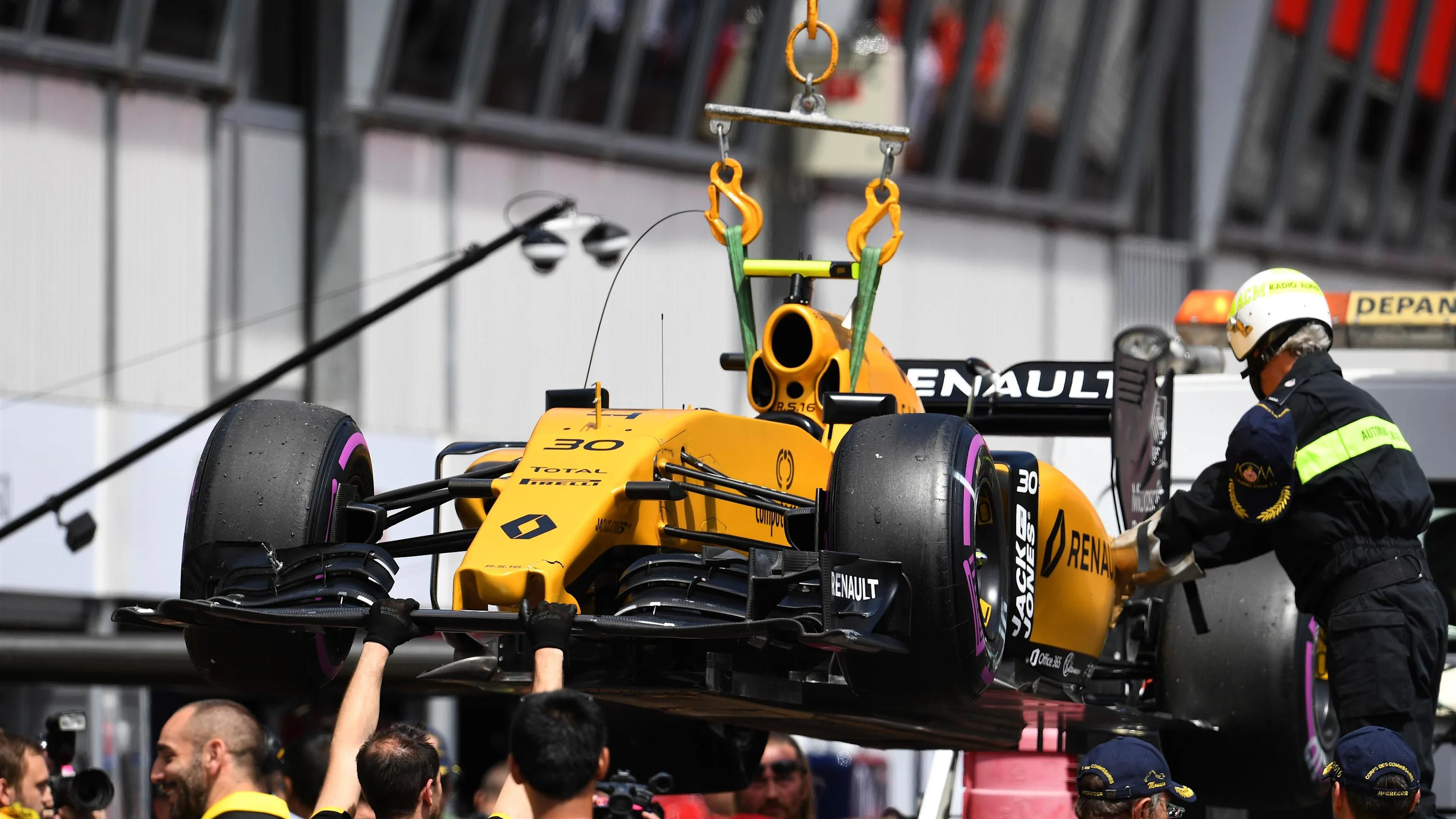 The car of Jolyon Palmer (GBR) Renault Sport F1 Team RS16 is recovered after FP1 at Formula One
