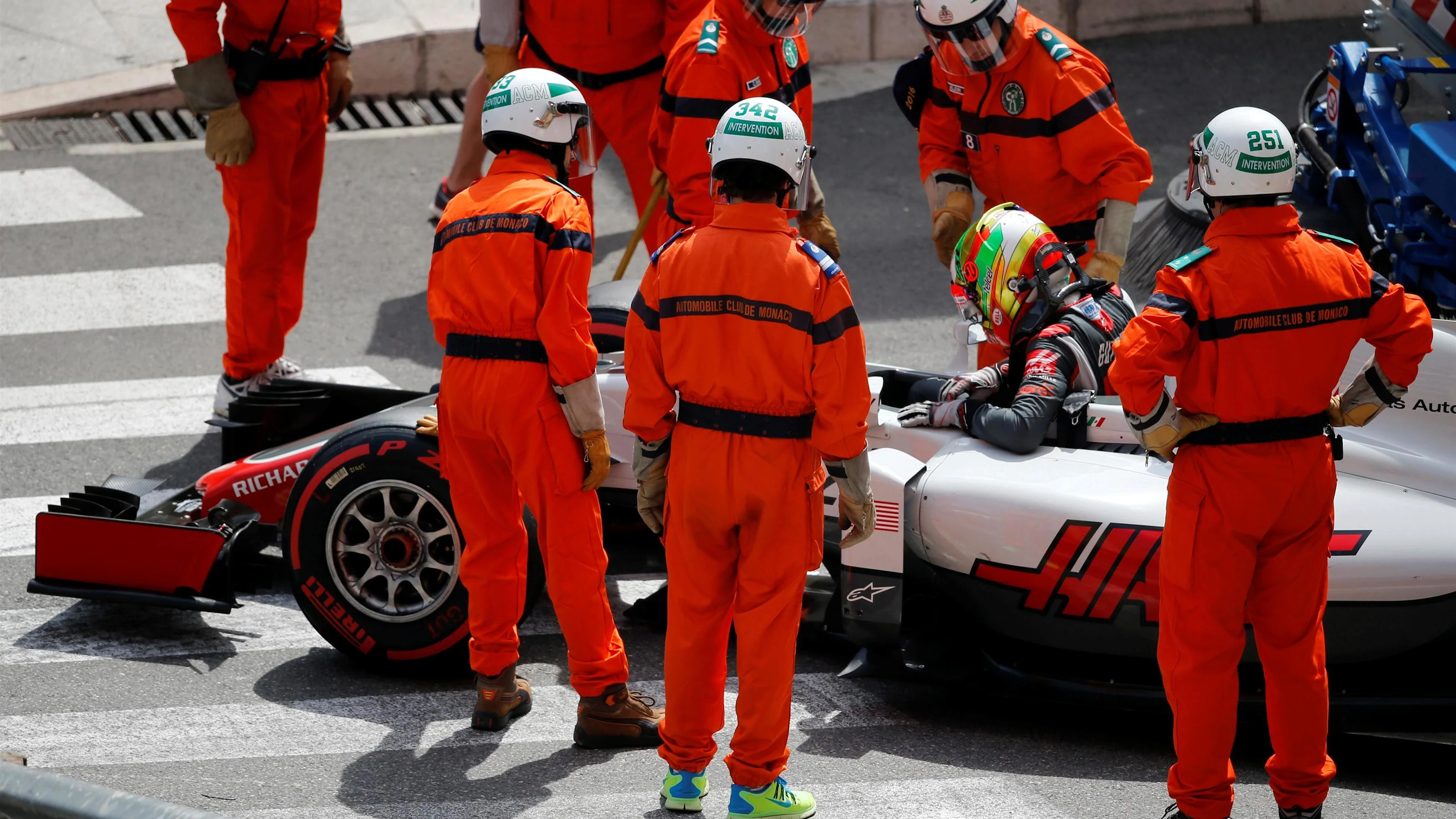 Esteban Gutierrez (MEX) Haas VF-16 stops on track in FP1 at Formula One World Championship, Rd6,