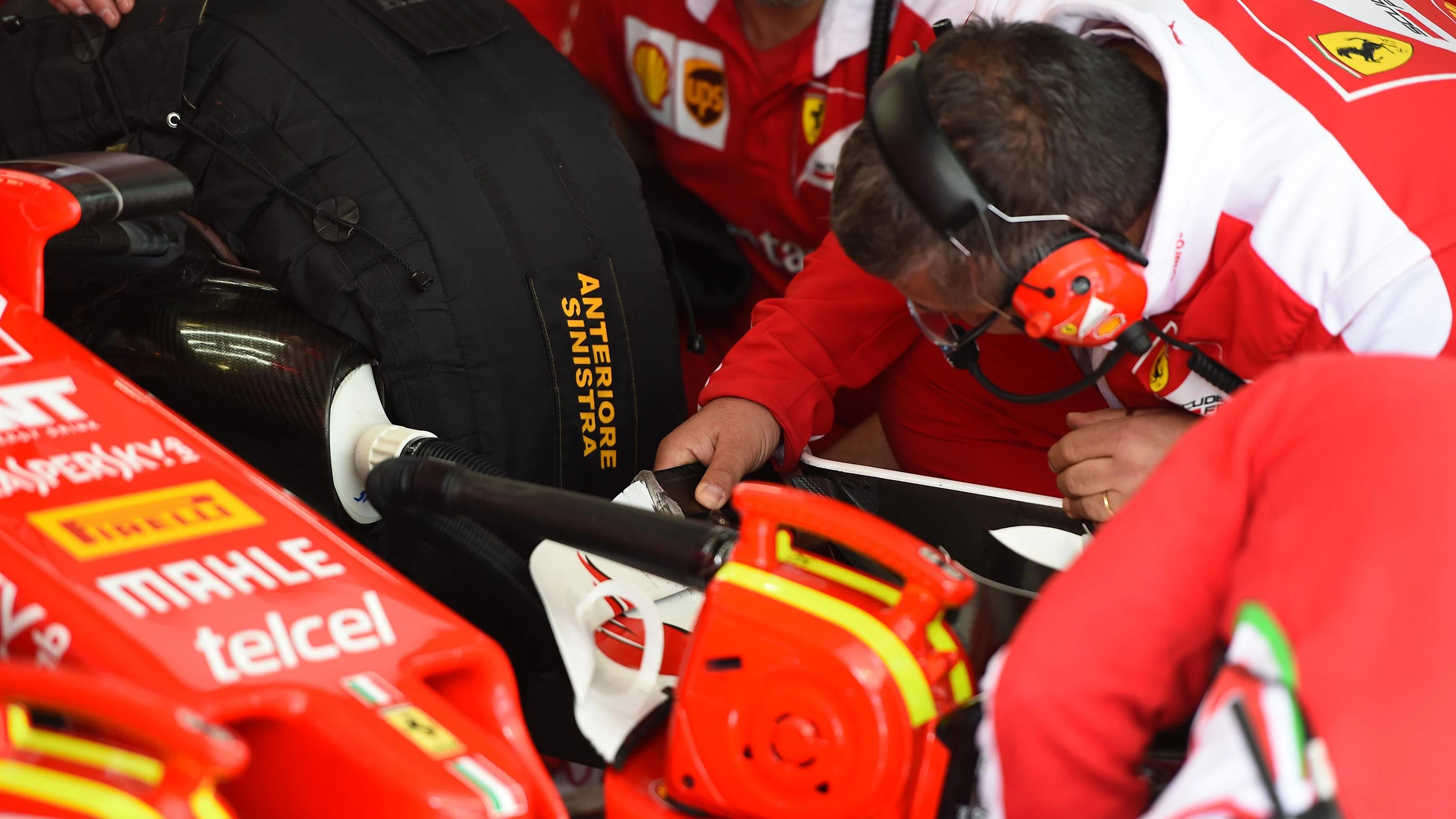 Ferrari mechanics and Ferrari SF16-H front wing at Formula One World Championship, Rd4, Russian