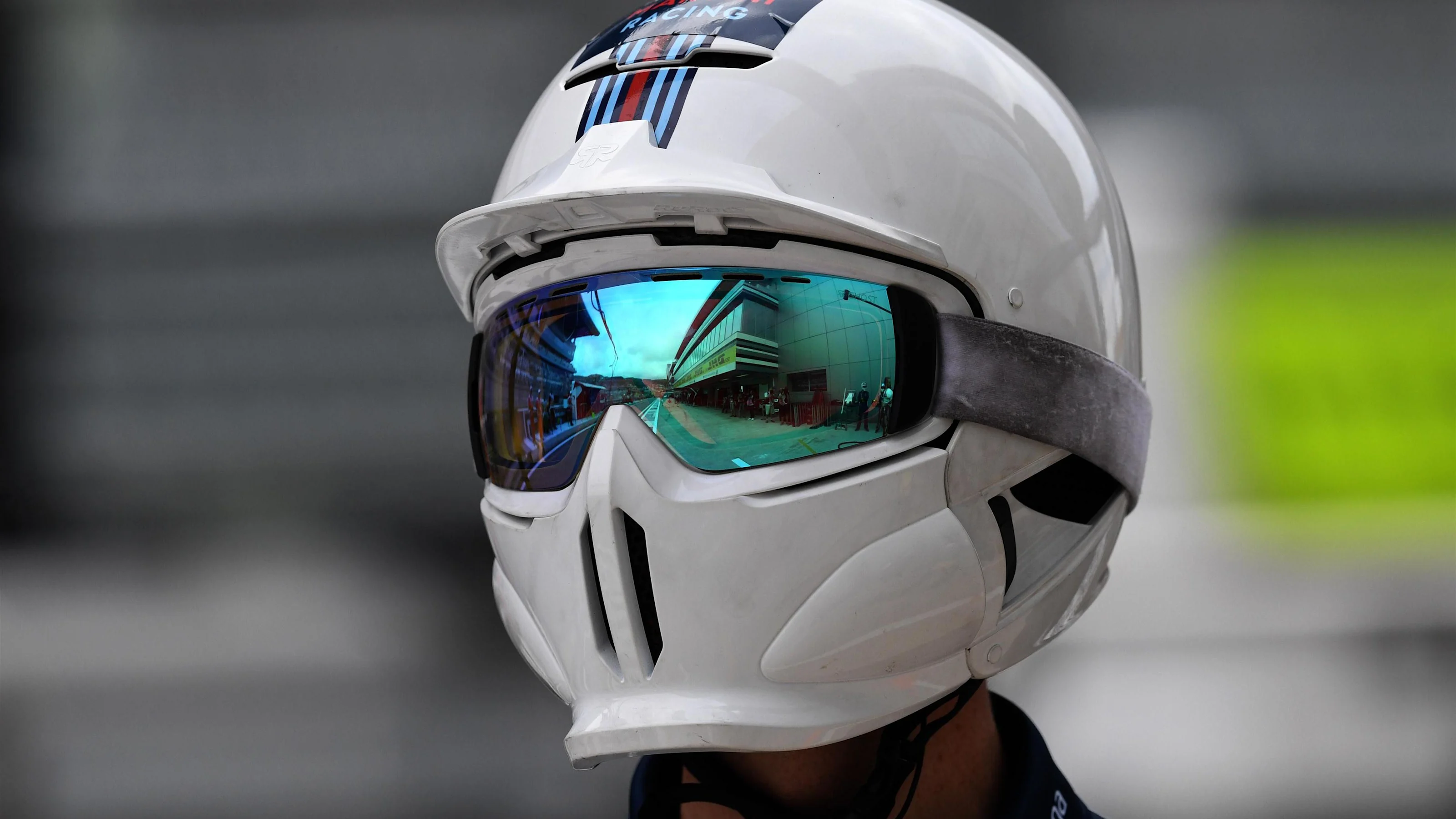 Williams mechanic at Formula One World Championship, Rd4, Russian Grand Prix, Practice, Sochi