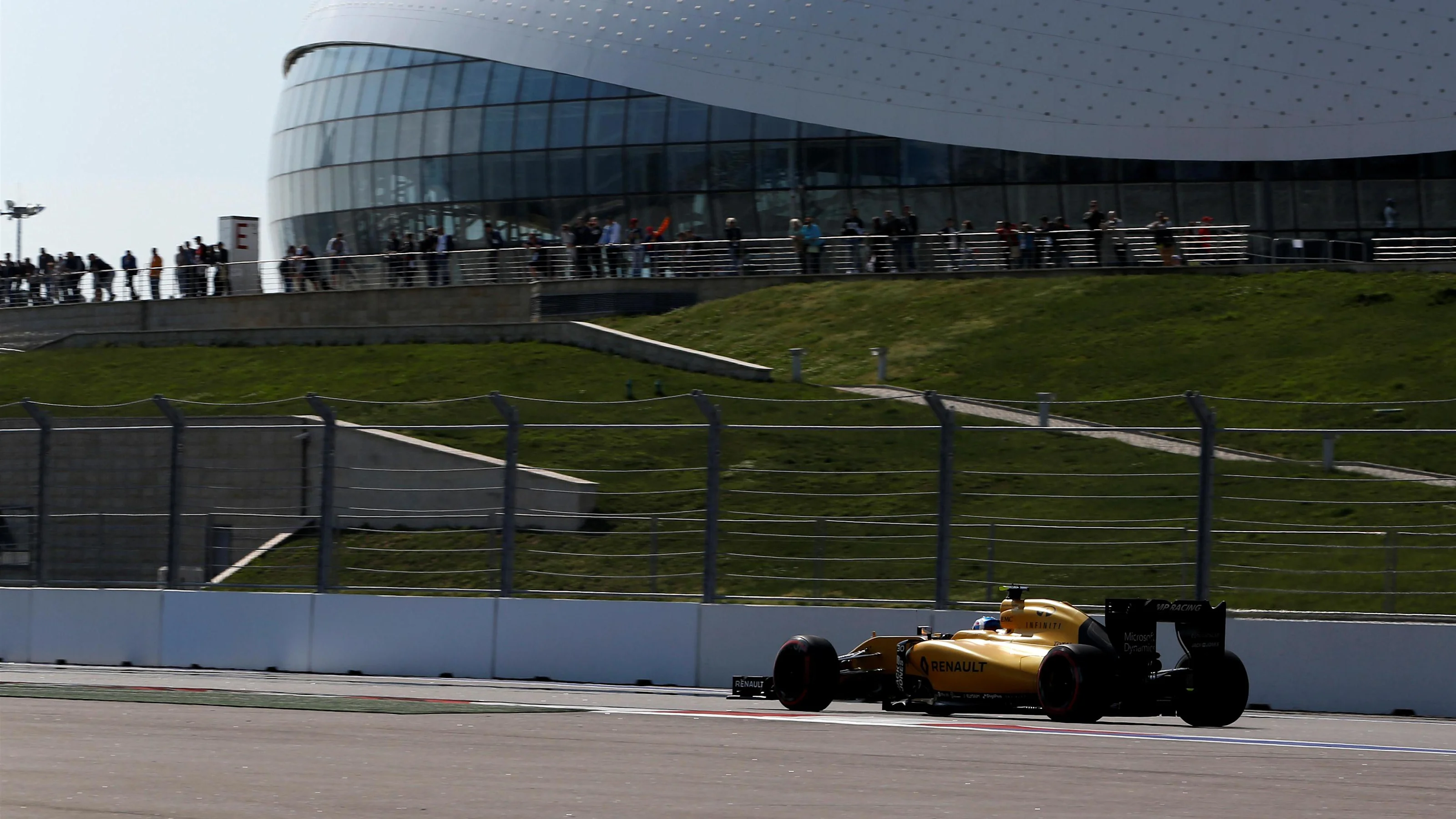 Jolyon Palmer (GBR) Renault Sport F1 Team RS16 at Formula One World Championship, Rd4, Russian