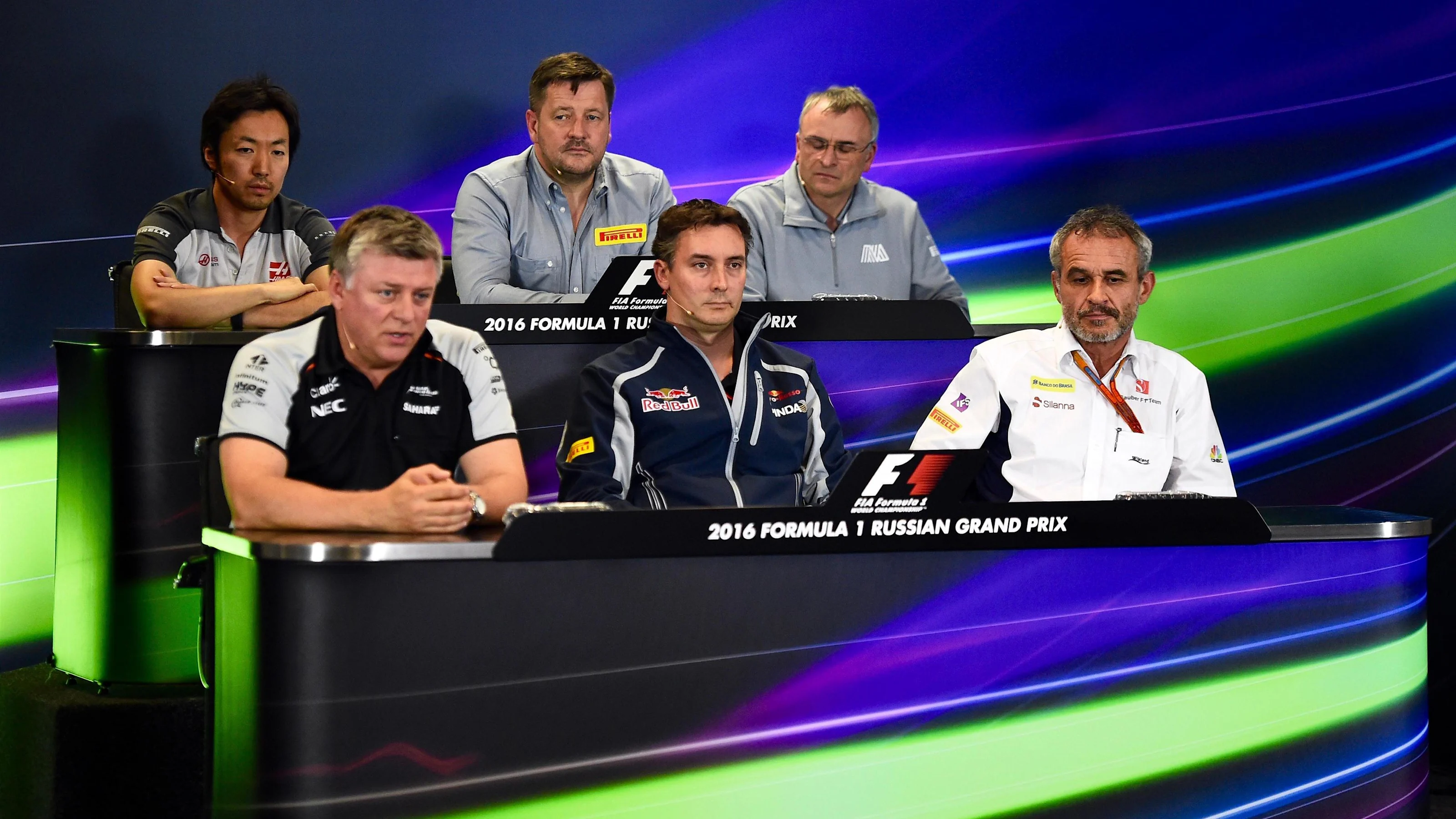 (L to R): Ayao Komatsu (JPN) Haas F1 Engineer, Paul Hembery (GBR) Pirelli Motorsport Director, John