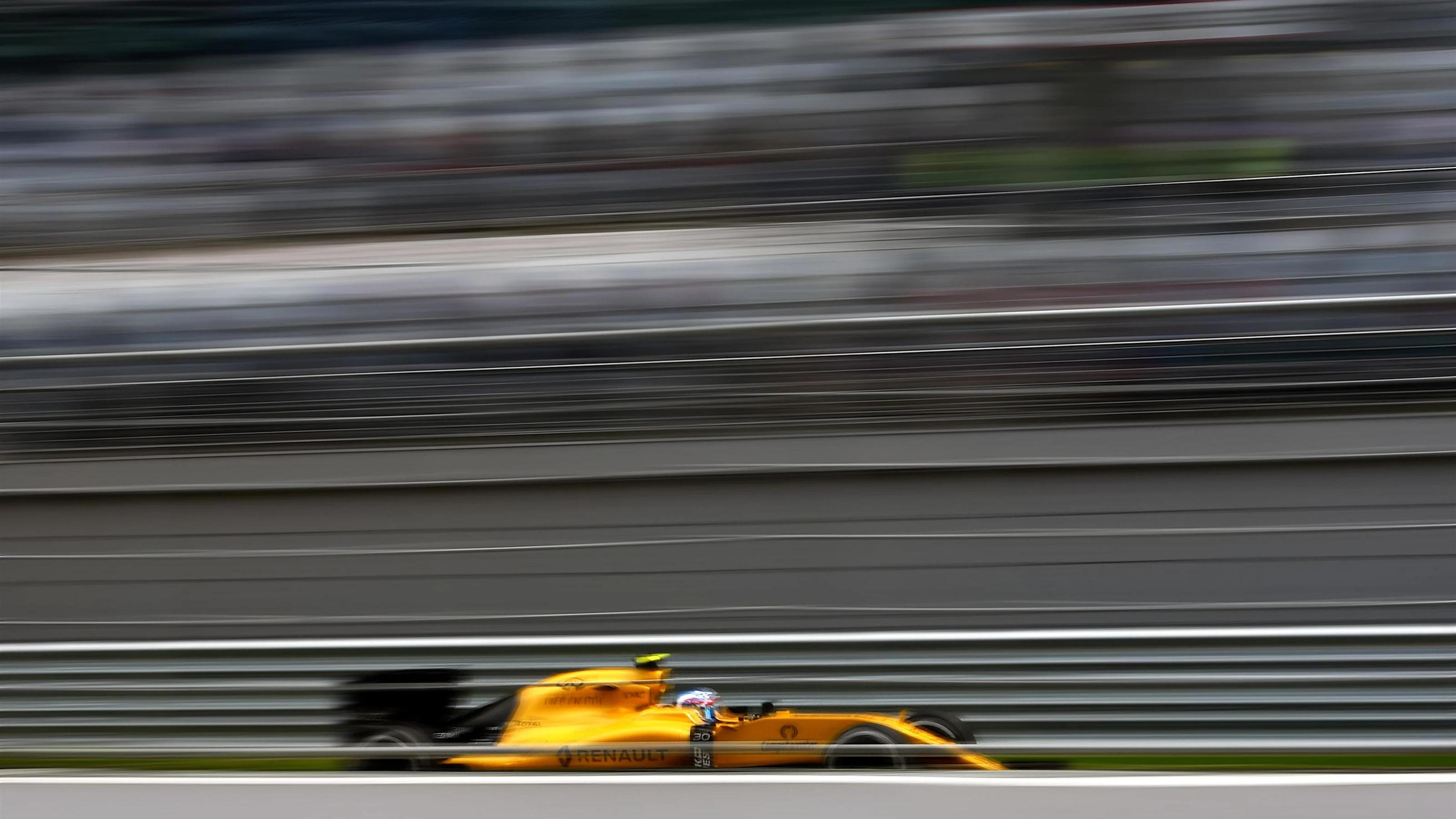 Kevin Magnussen (DEN) Renault Sport F1 Team RS16 at Formula One World Championship, Rd4, Russian