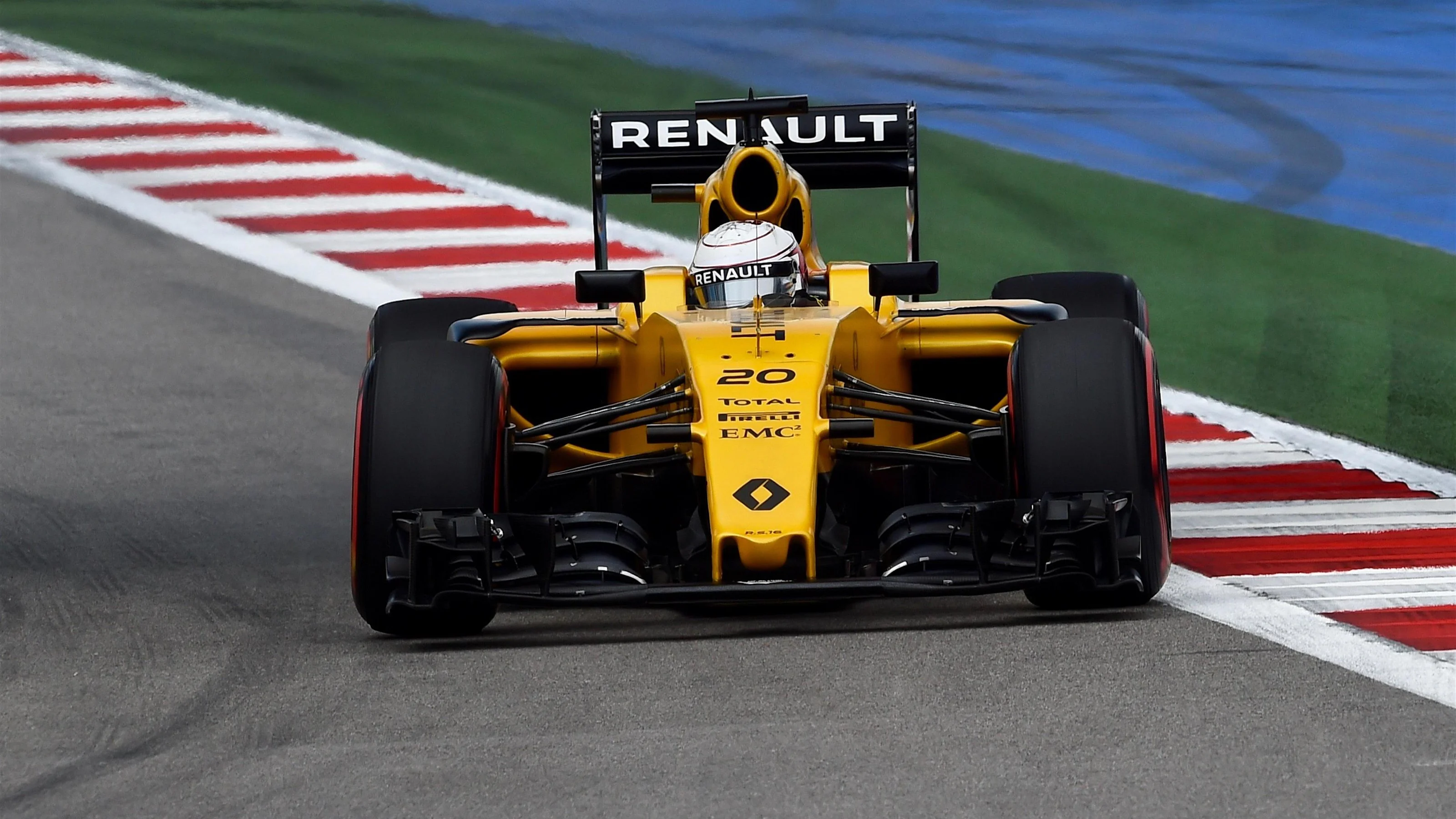 Kevin Magnussen (DEN) Renault Sport F1 Team RS16 at Formula One World Championship, Rd4, Russian