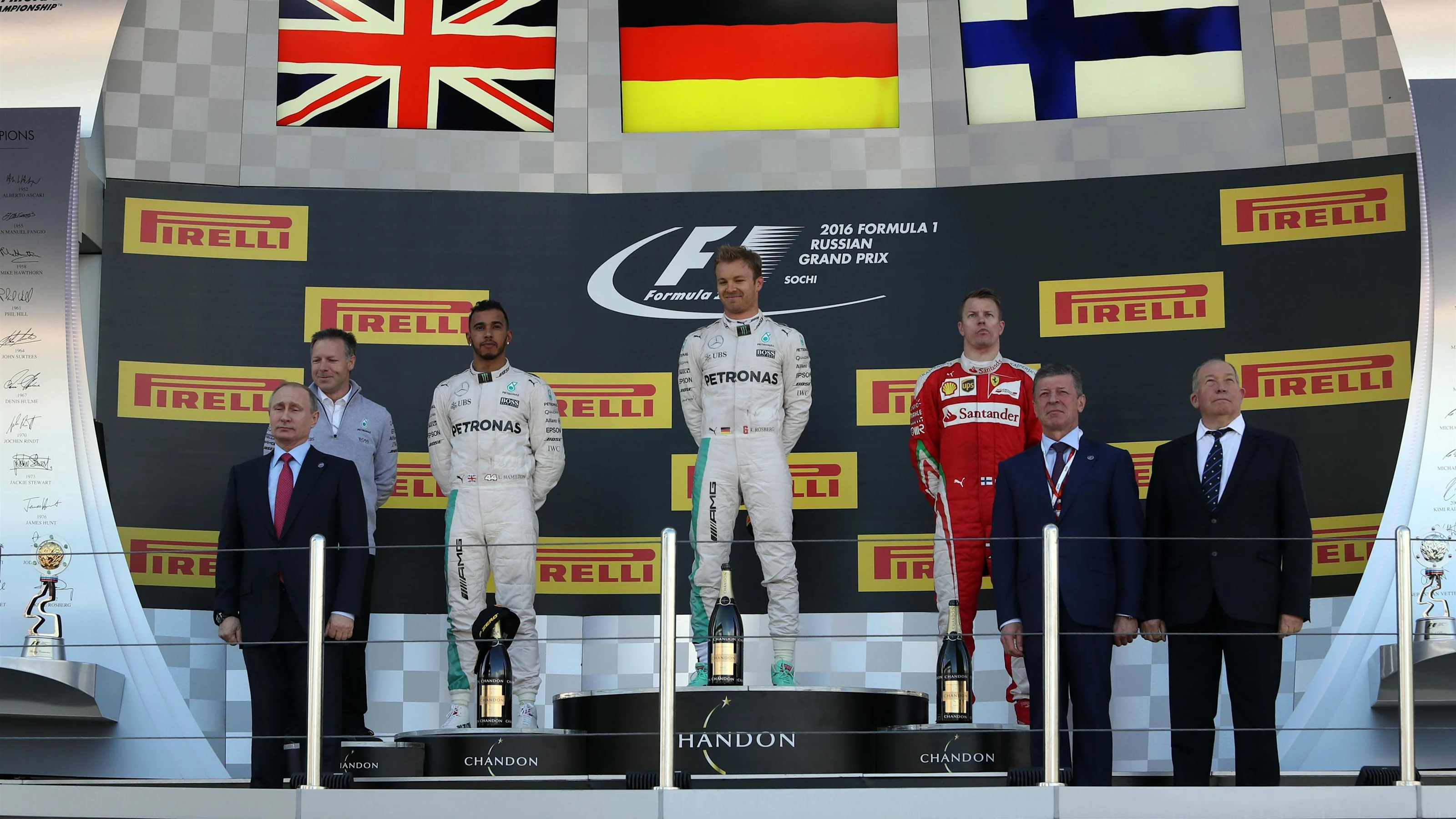 Race winner Nico Rosberg (GER) Mercedes AMG F1 and Vladimir Putin (RUS), President of Russia