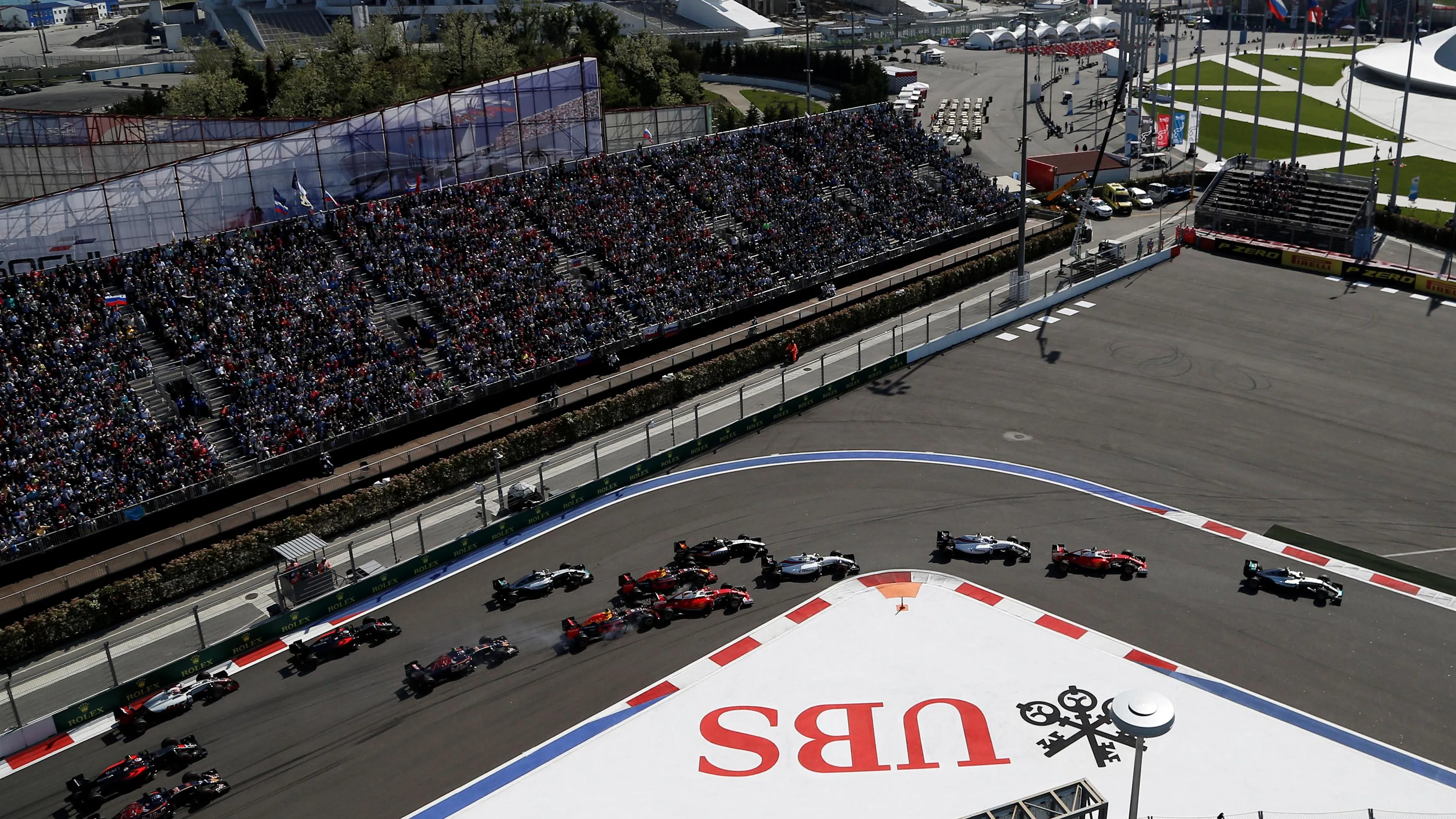 Nico Rosberg (GER) Mercedes-Benz F1 W07 Hybrid leads at the start of the race at as Daniil Kvyat