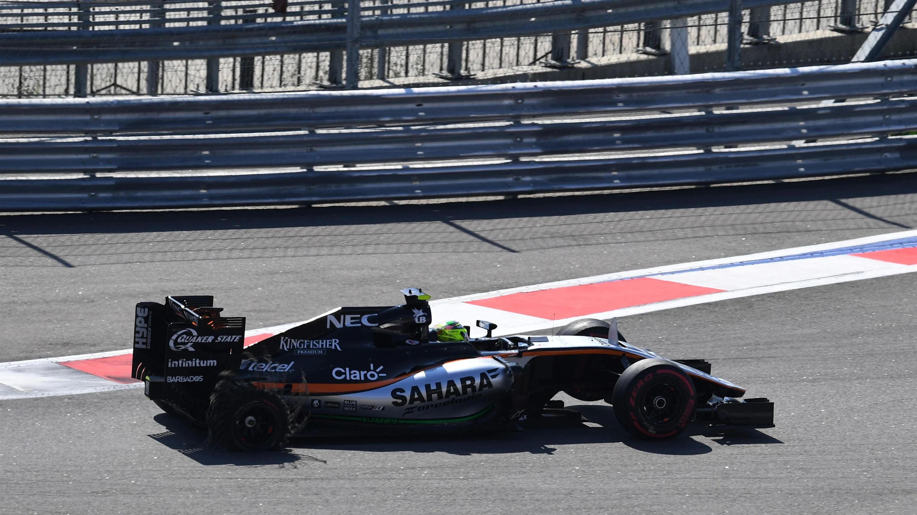 Sergio Perez (MEX) Force India VJM09 with rear puncture on lap one Formula One World Championship,