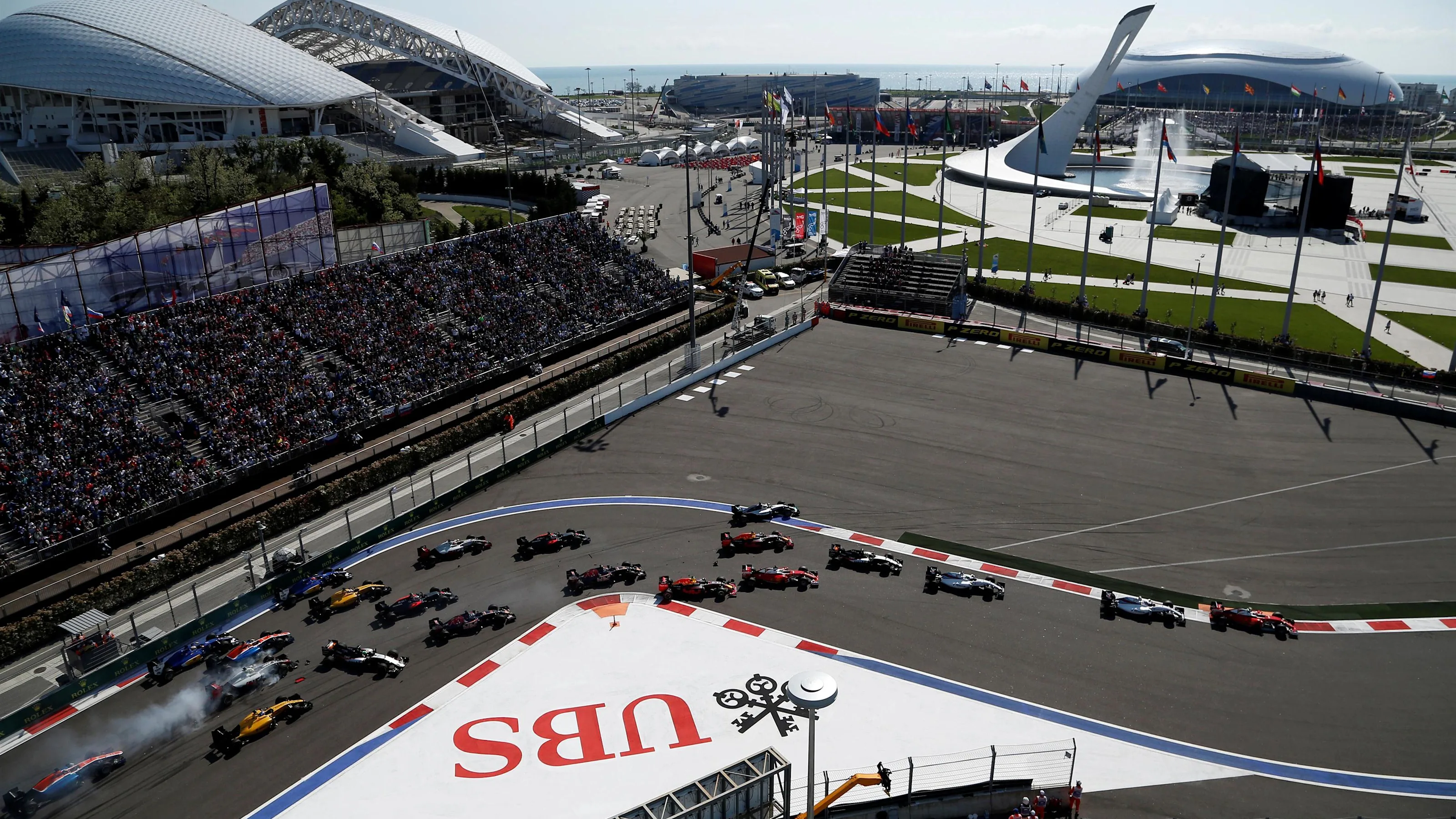 Nico Rosberg (GER) Mercedes-Benz F1 W07 Hybrid leads at the start of the race as Daniil Kvyat (RUS)
