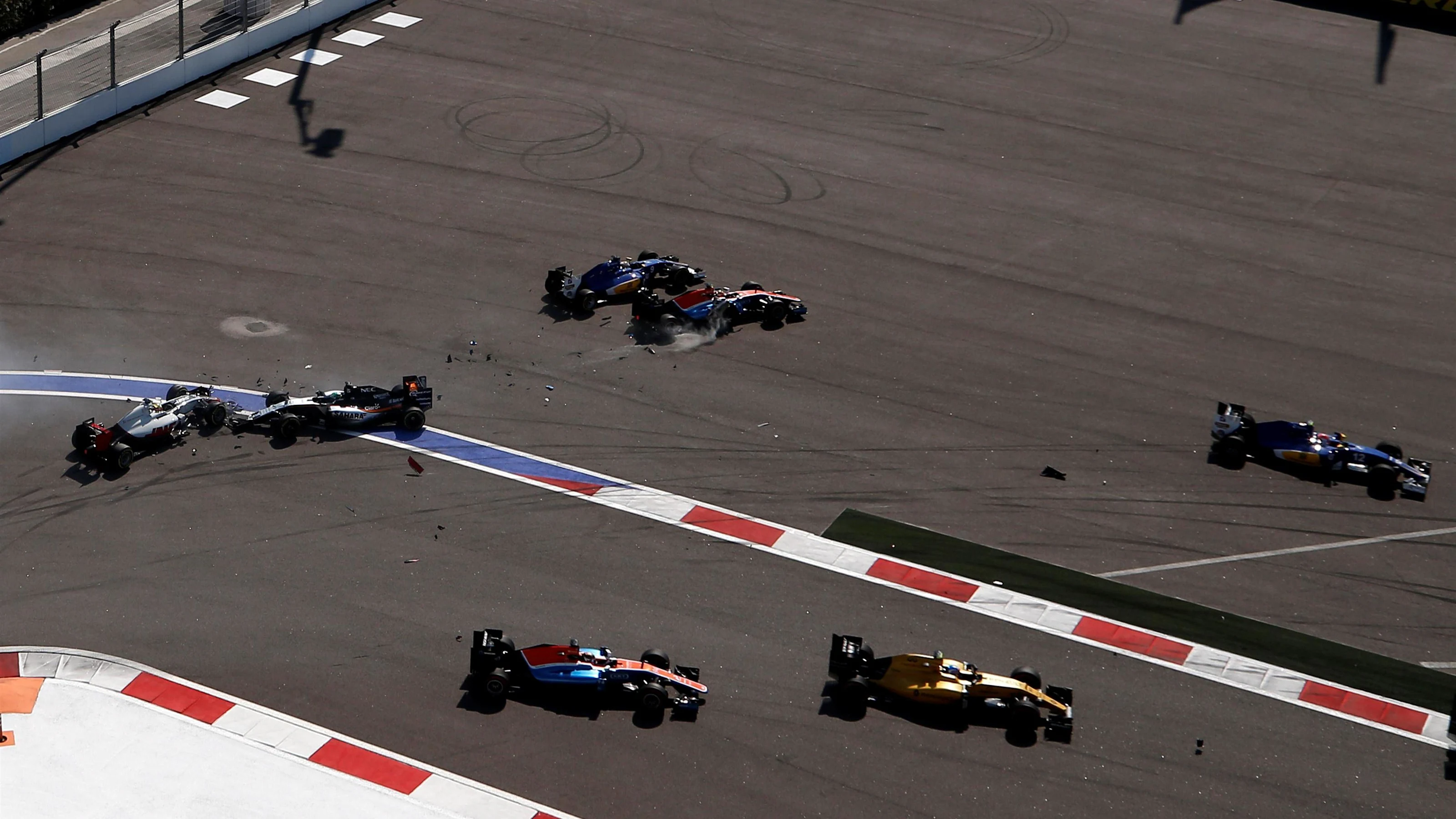 Esteban Gutierrez (MEX) Haas VF-16, Nico Hulkenberg (GER) Force India VJM09 Rio Haryanto (IDN)