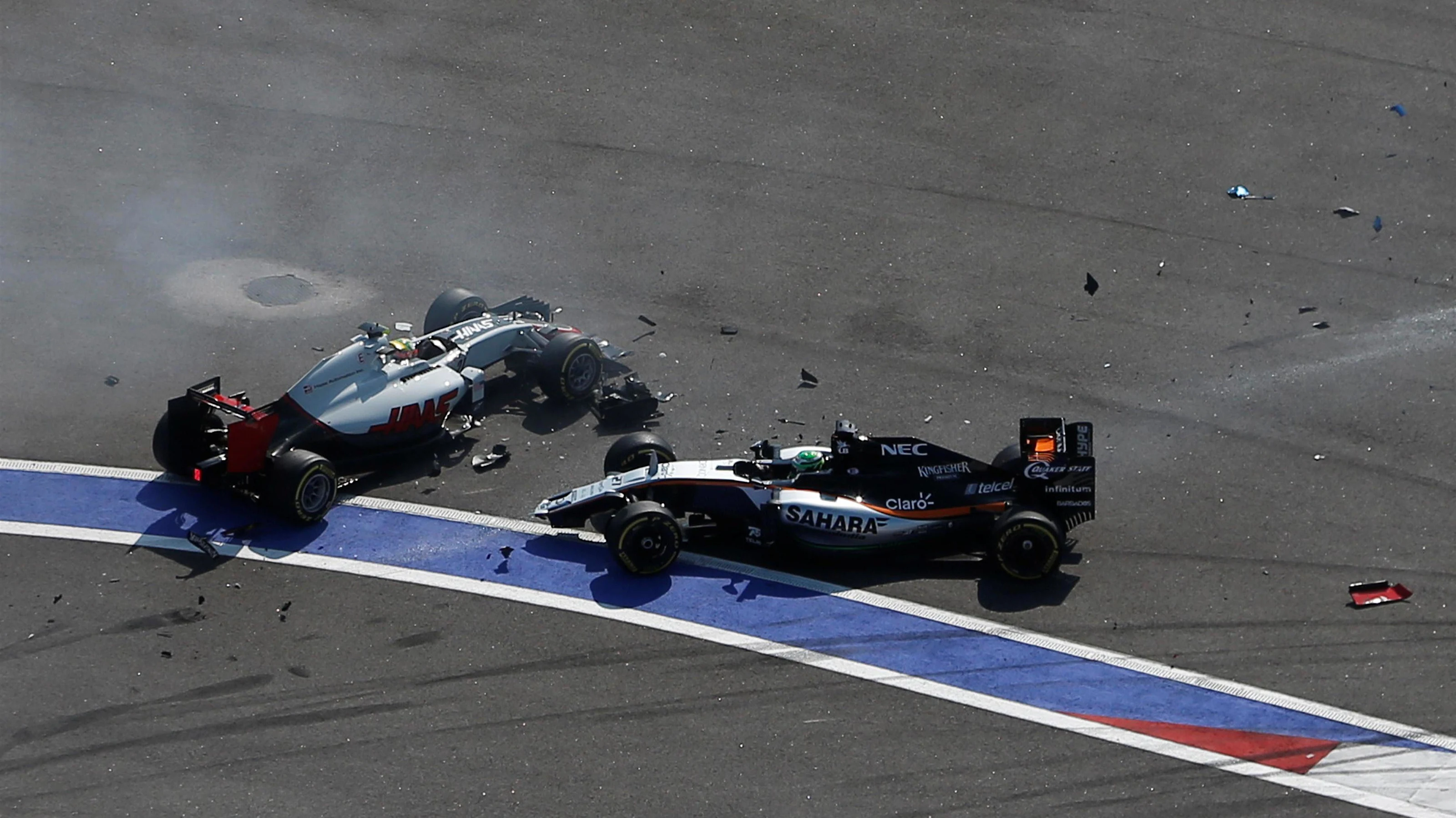 Esteban Gutierrez (MEX) Haas VF-16 and Nico Hulkenberg (GER) Force India VJM09 collide at the start
