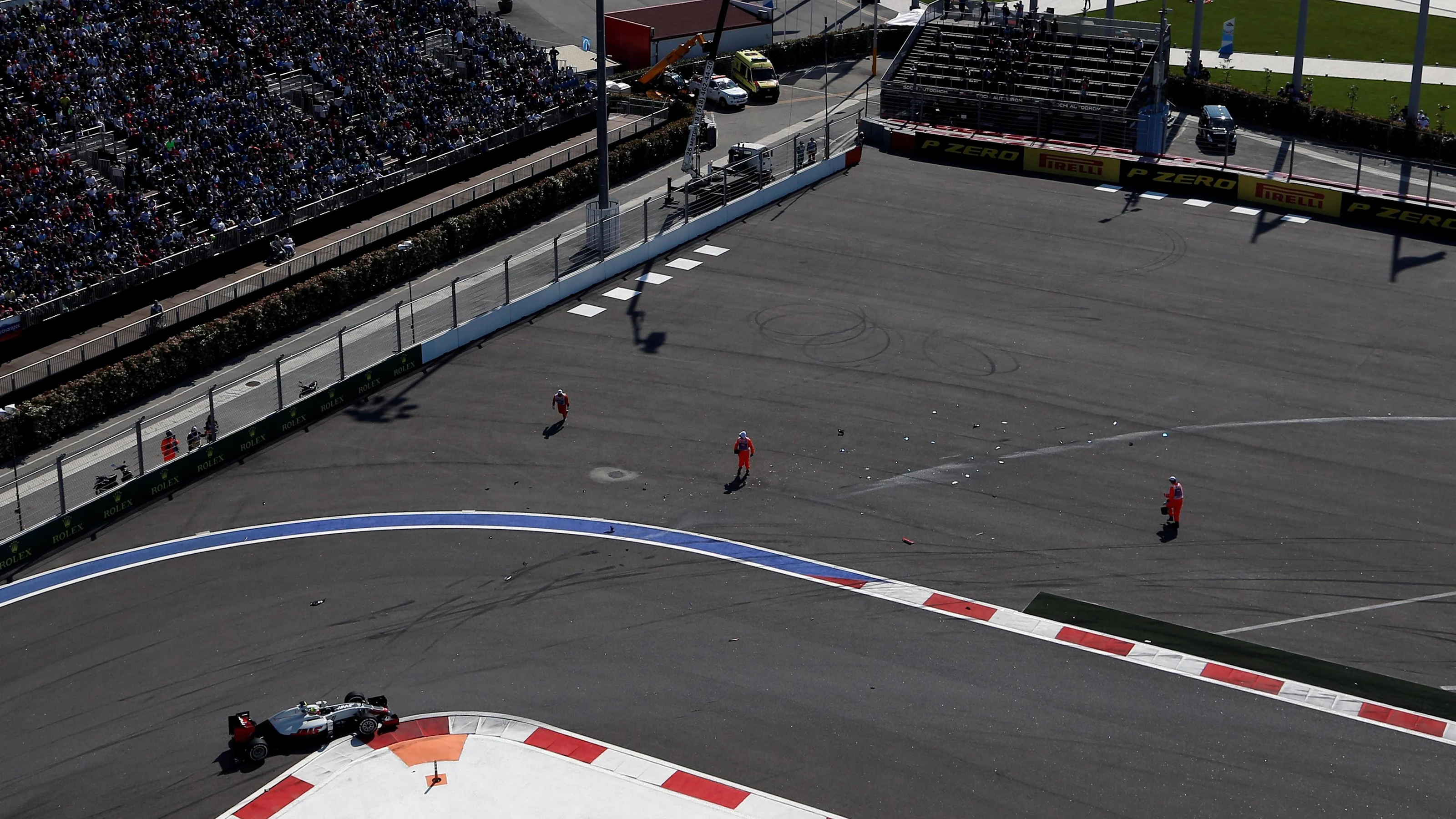Marshals clear debis as Esteban Gutierrez (MEX) Haas VF-16 passes at Formula One World