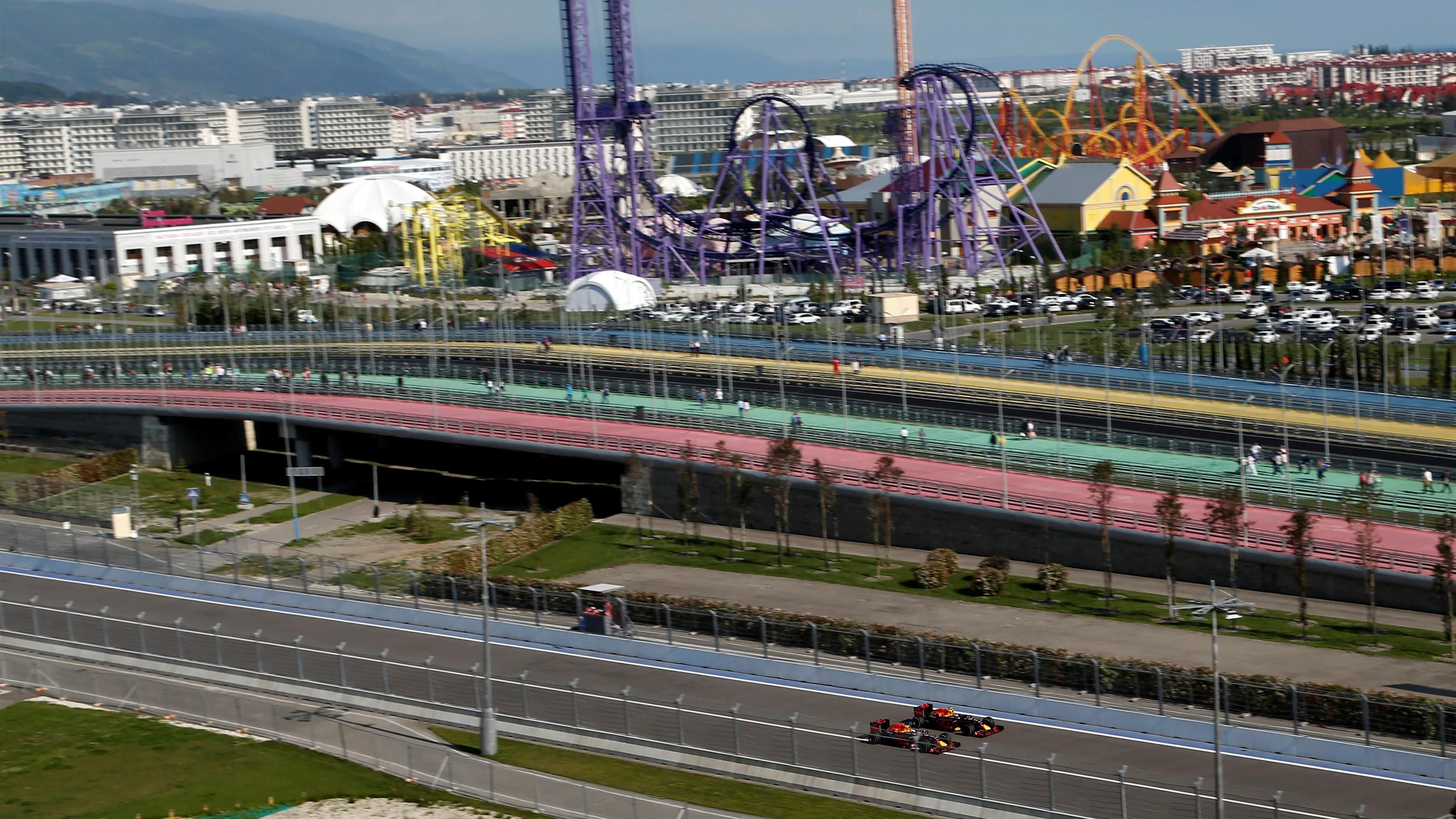 Daniil Kvyat (RUS) Red Bull Racing RB12 and Daniel Ricciardo (AUS) Red Bull Racing RB12 battle at