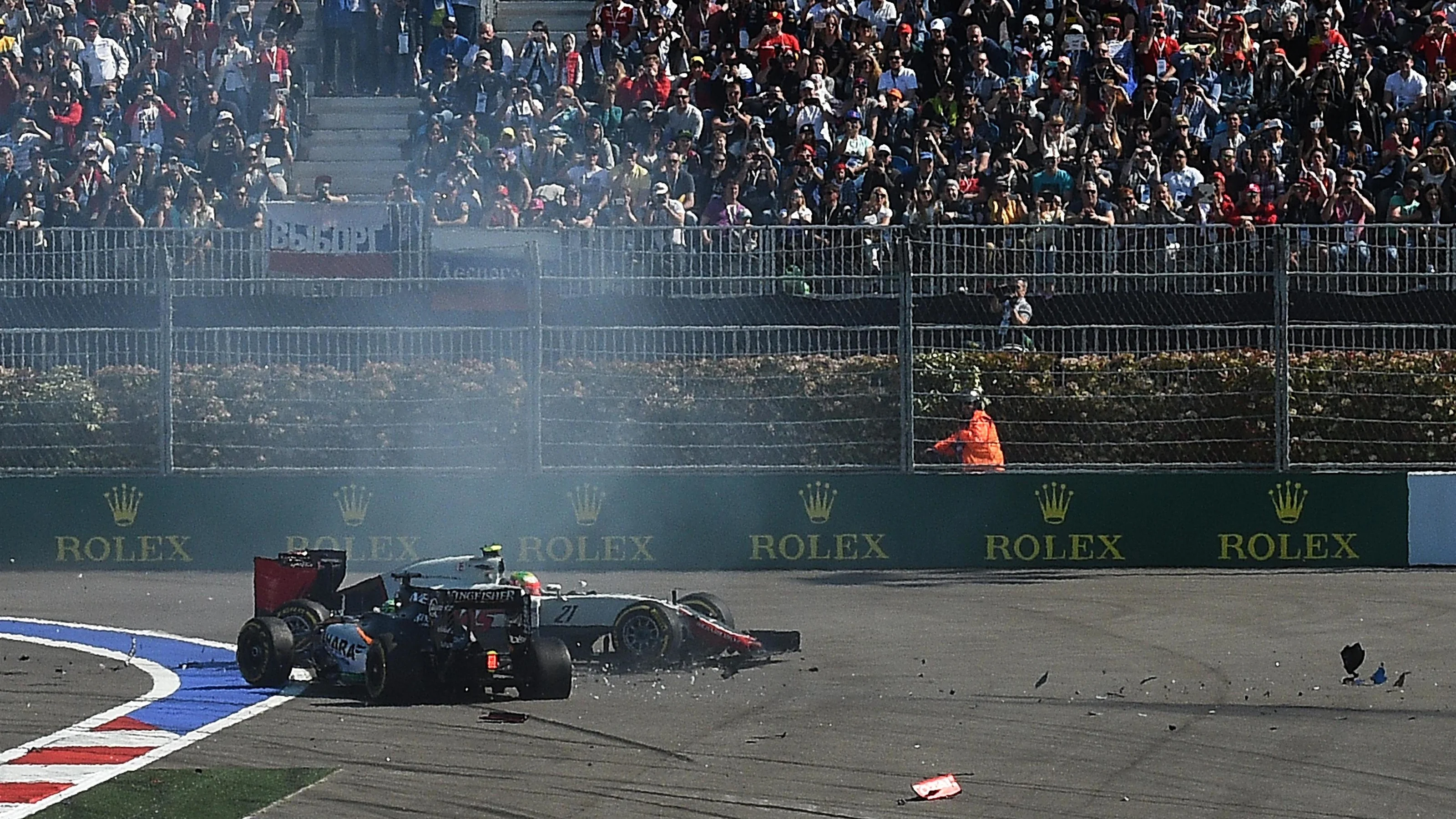 Esteban Gutierrez (MEX) Haas VF-16 and Nico Hulkenberg (GER) Force India VJM09 crash at Formula One