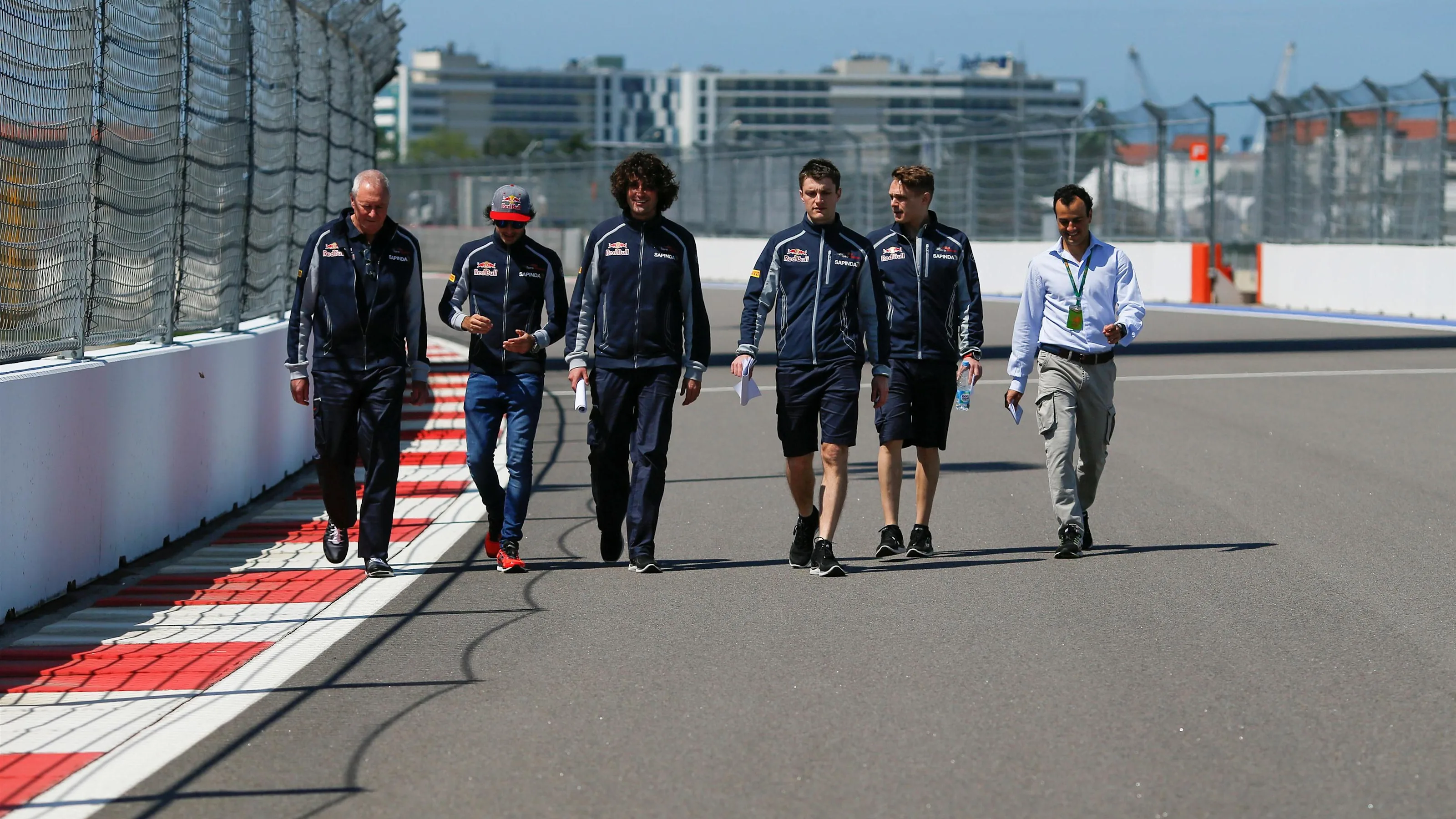 Carlos Sainz jr (ESP) Scuderia Toro Rosso walks the track with Marco Matassa (ITA) Scuderia Toro