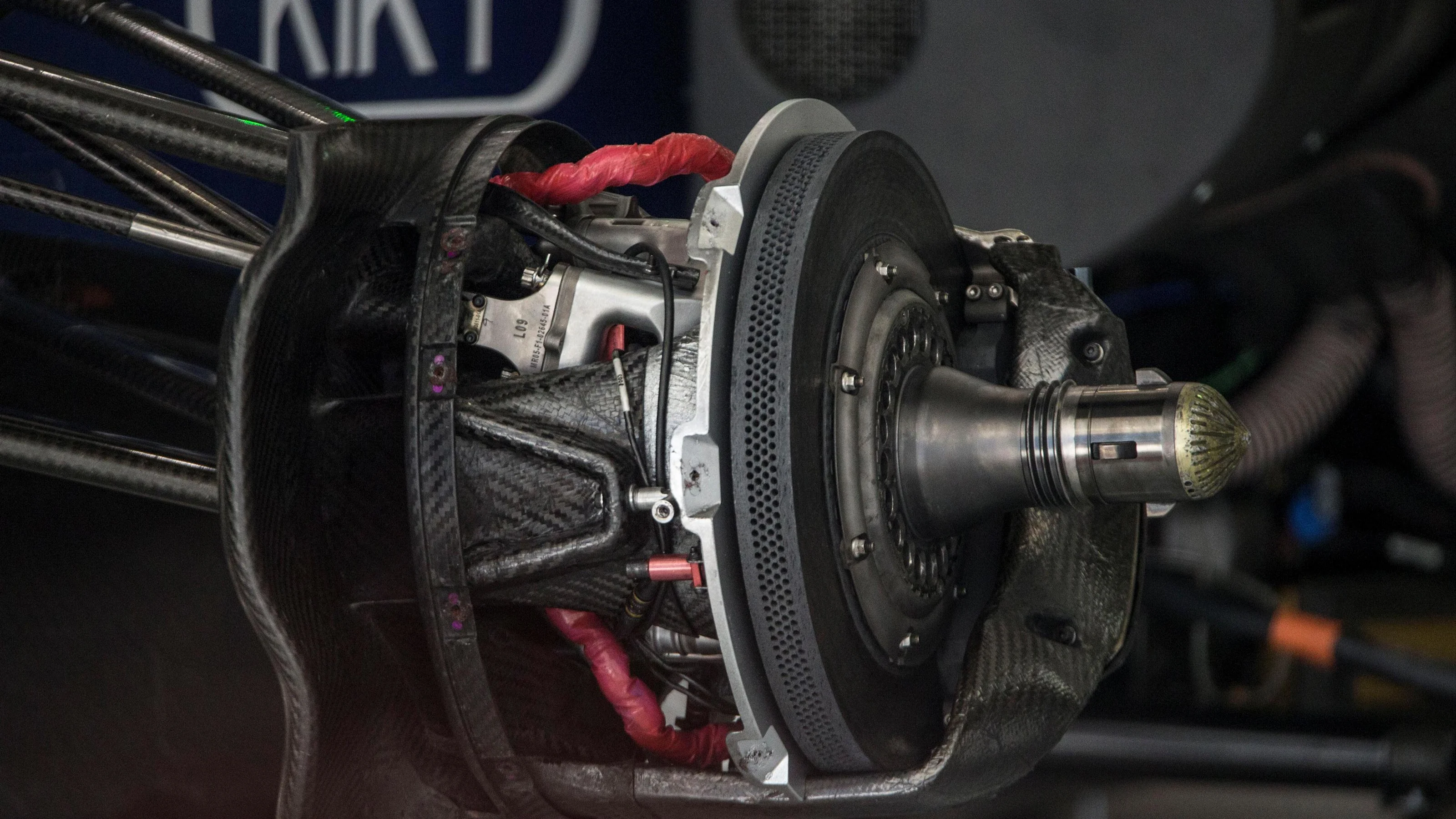 Manor Racing MRT05 front brake and wheel hub detail at Formula One World Championship, Rd4, Russian