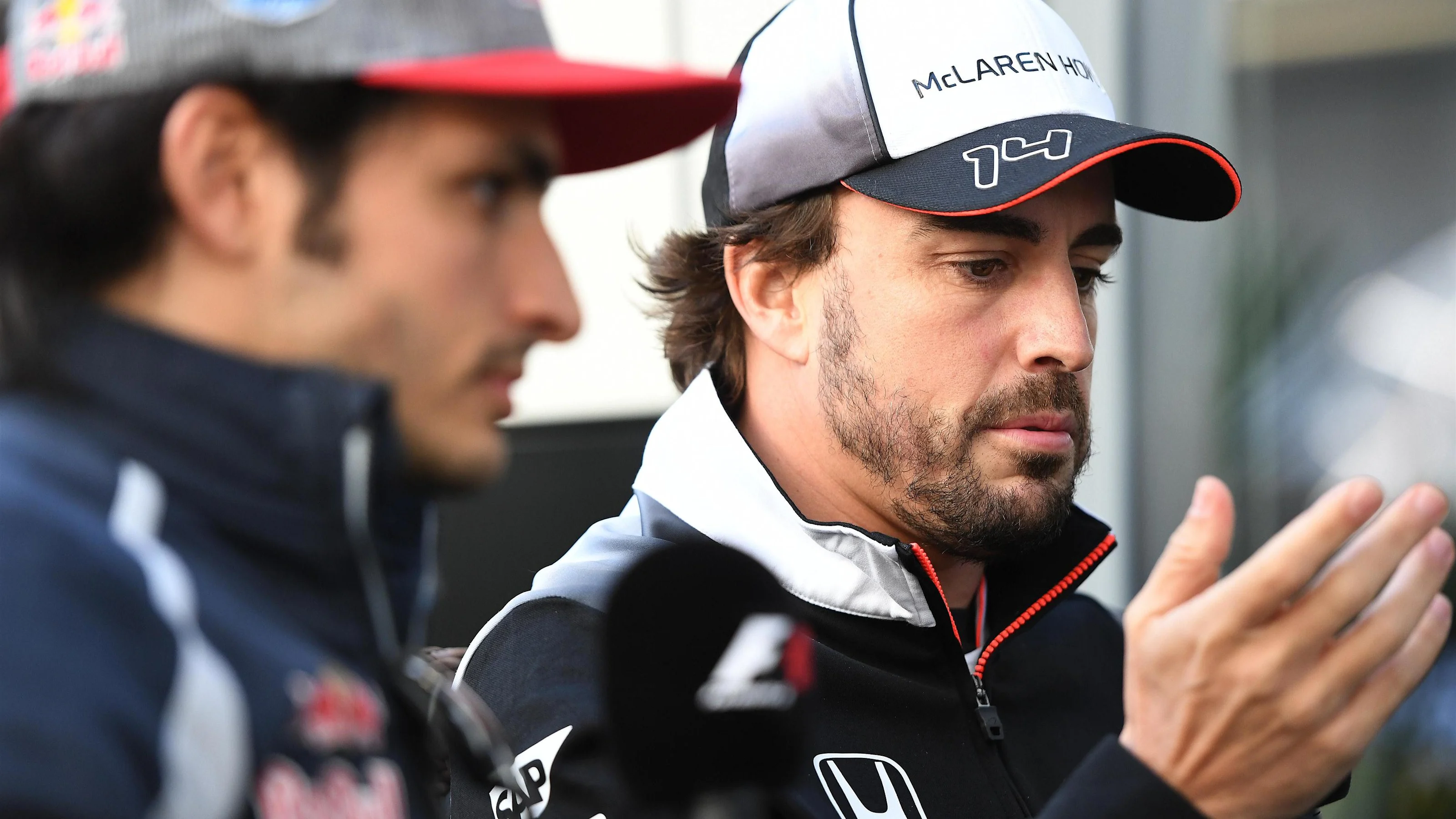 Carlos Sainz jr (ESP) Scuderia Toro Rosso and Fernando Alonso (ESP) McLaren at Formula One World