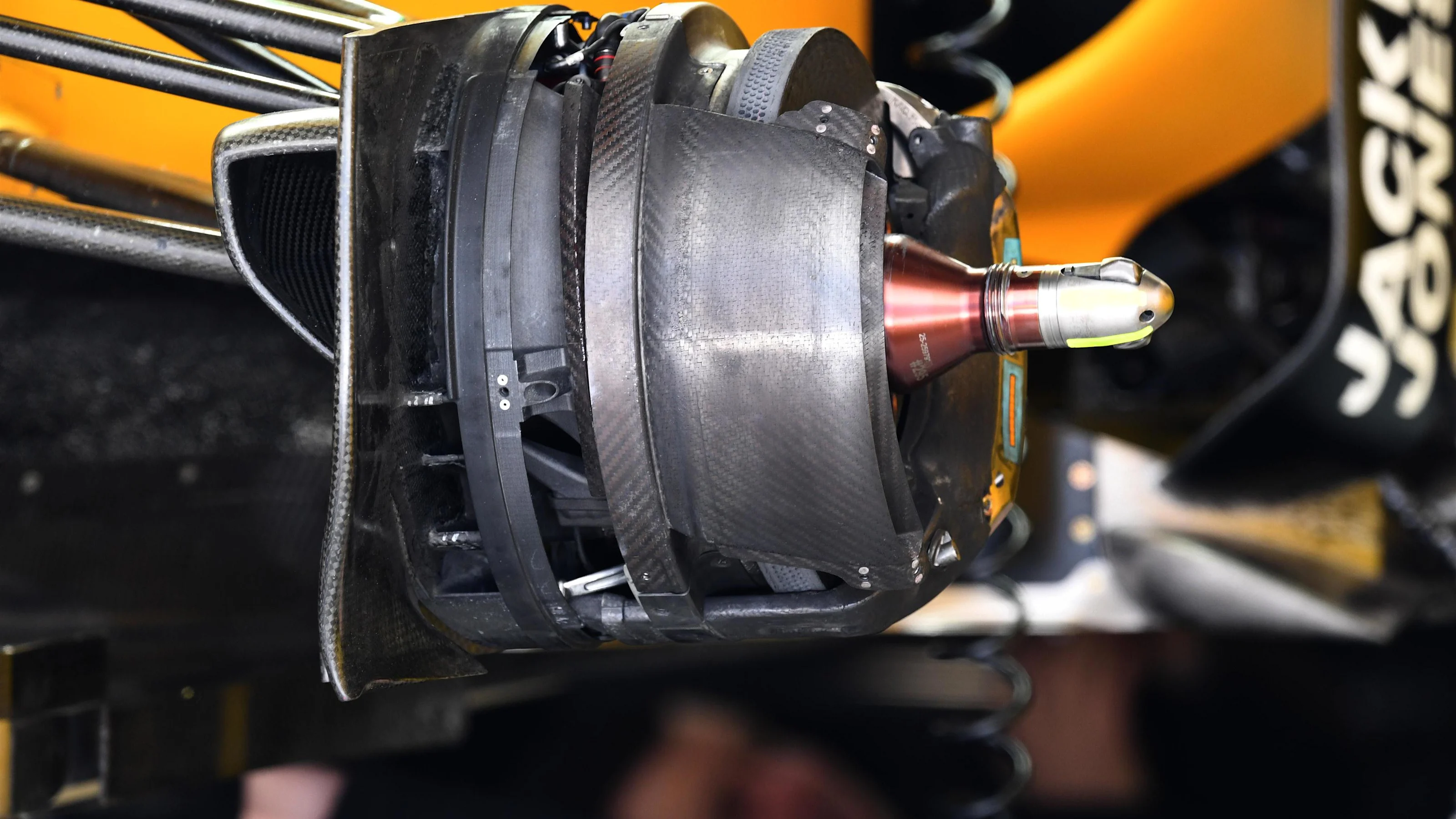 Renault Sport F1 Team RS16 front wheel hub at Formula One World Championship, Rd4, Russian Grand