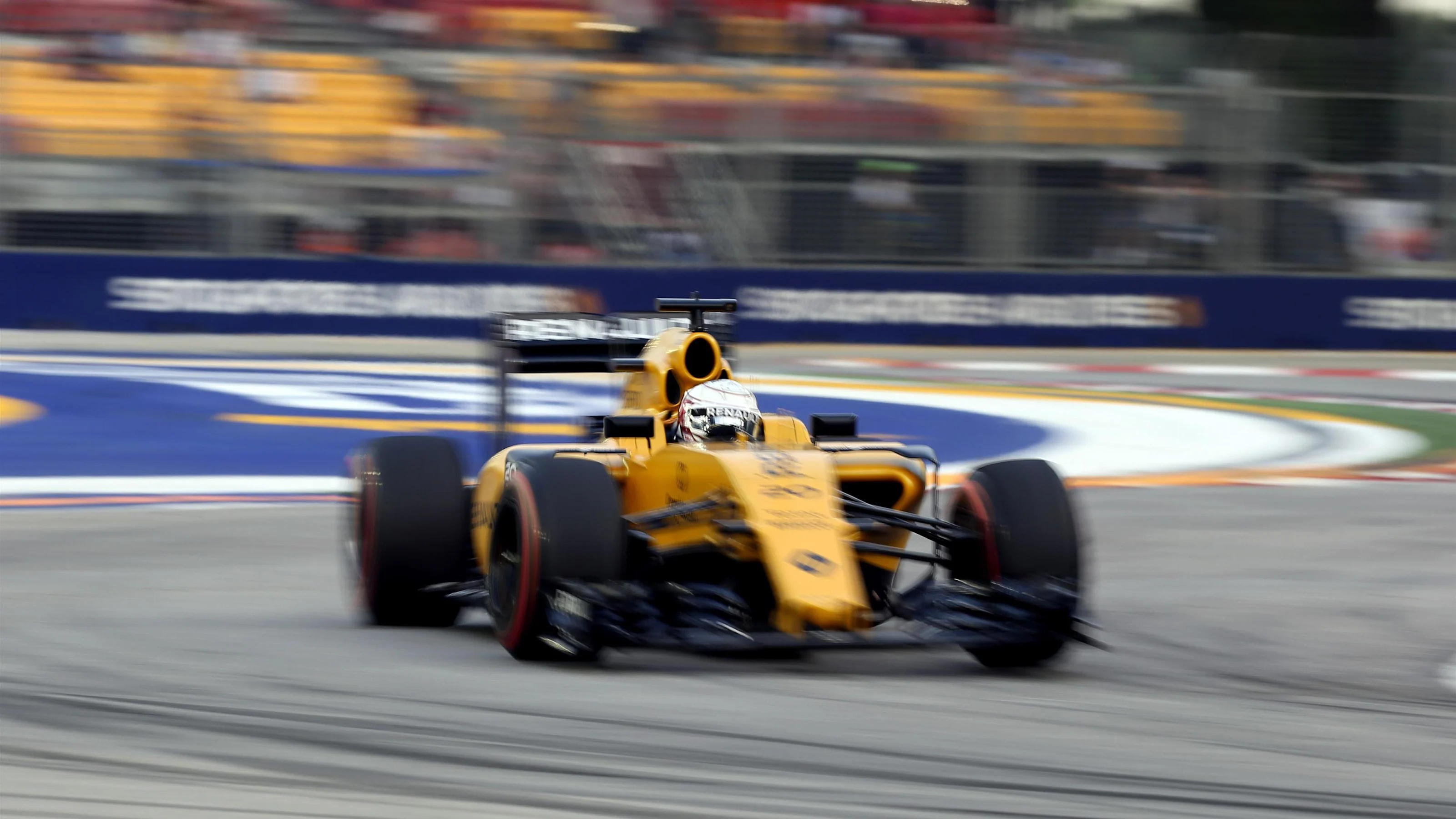 Kevin Magnussen (DEN) Renault Sport F1 Team RS16 at Formula One World Championship, Rd15, Singapore